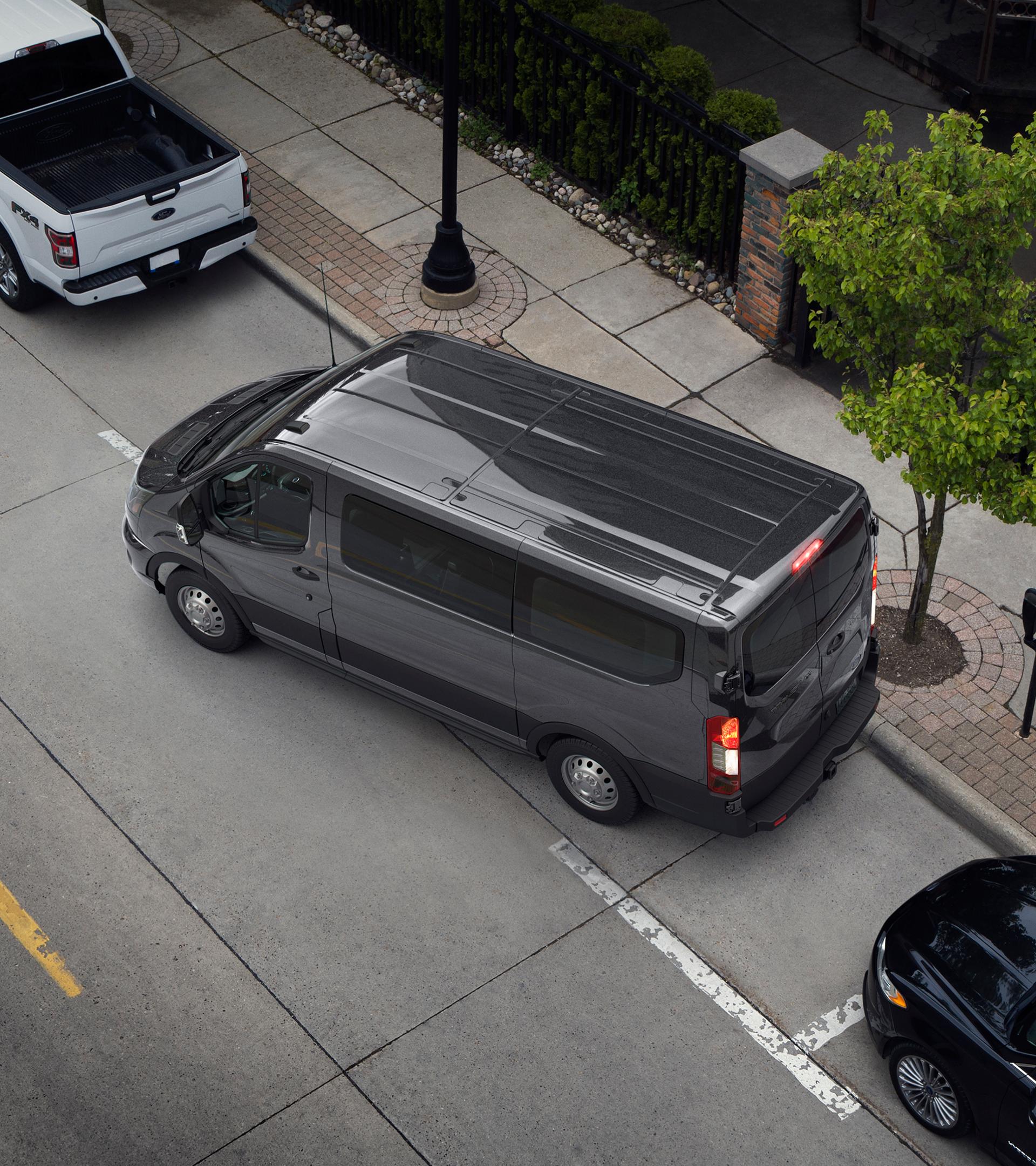Vue de haut d’une fourgonnette Ford Transit® 2026 stationnée en parallèle