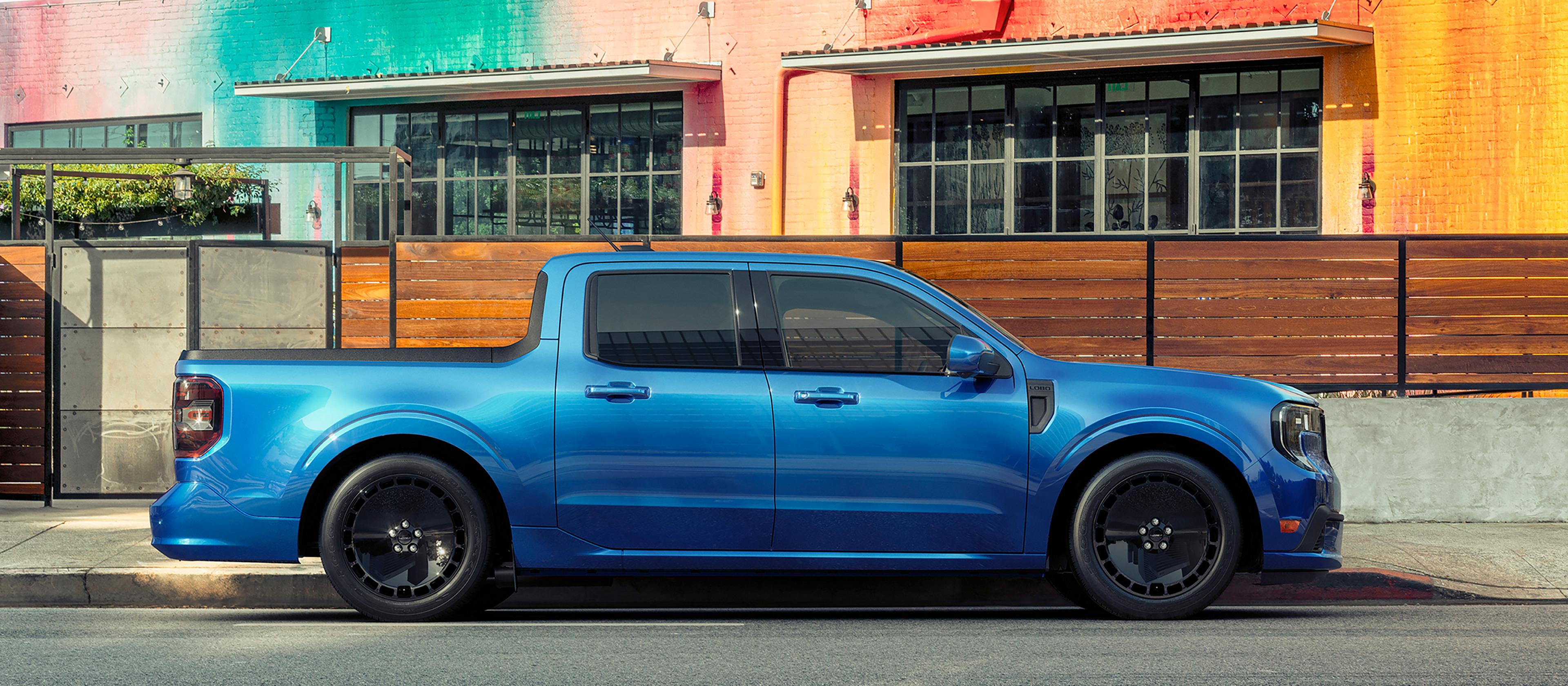 Camionnette Maverick® Lobo™ 2026 stationnée devant un bâtiment coloré.