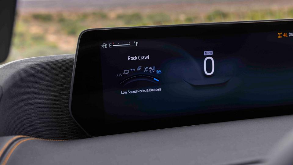 Affichage panoramique de 24 po du VUS Ford Expedition® Tremor® 2025 affichant le mode Rock Crawl