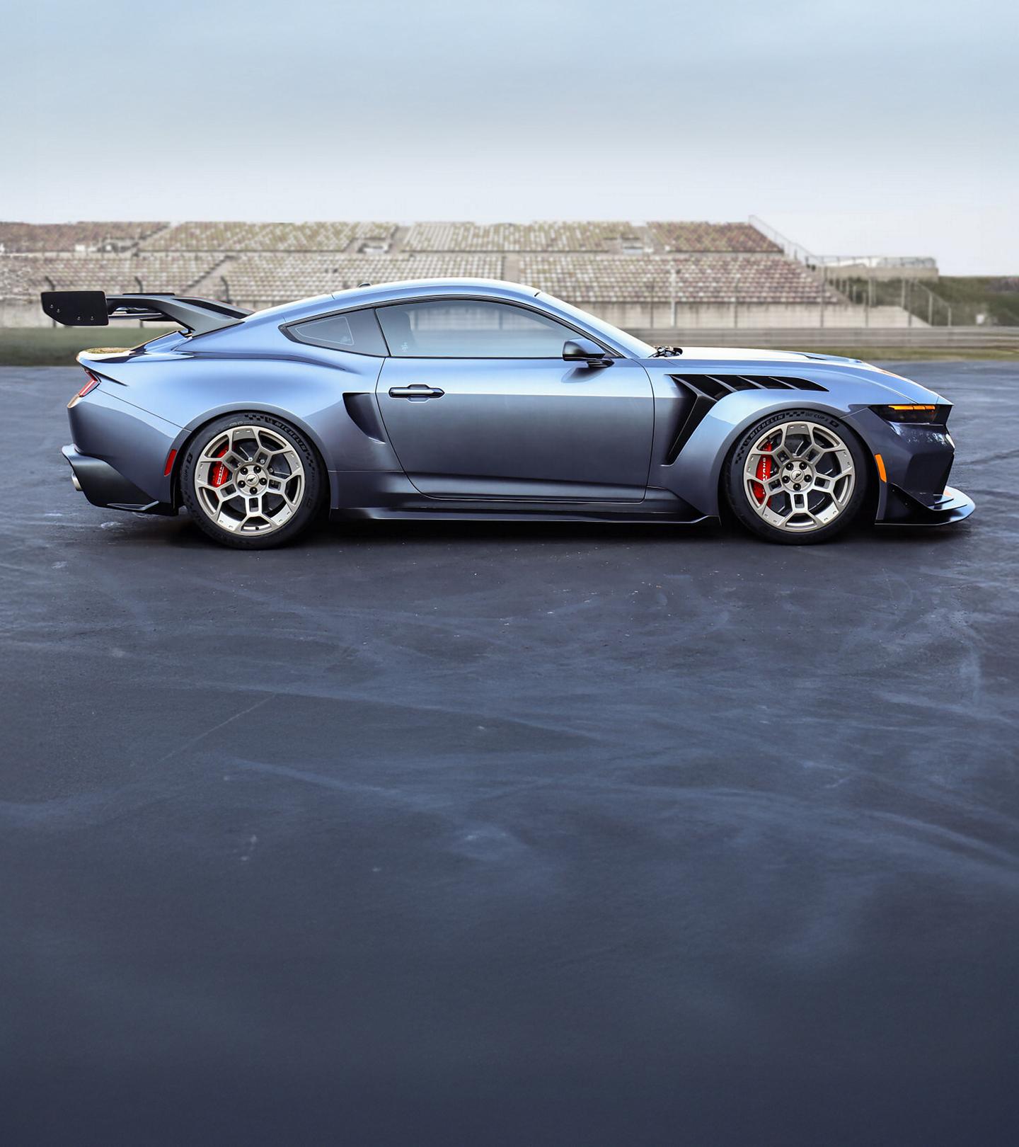 Mustang GTD roulant sur une route désertique.