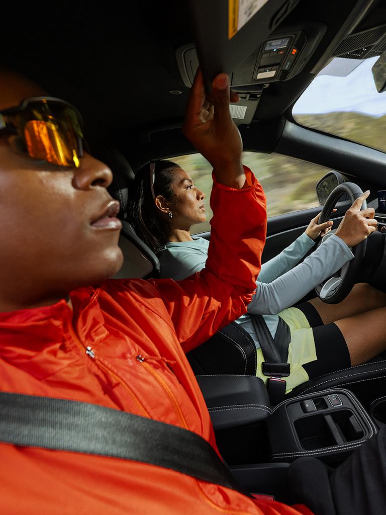 Un modèle Ford Mustang Mach-E® Rally 2026 roulant sur un sentier hors route