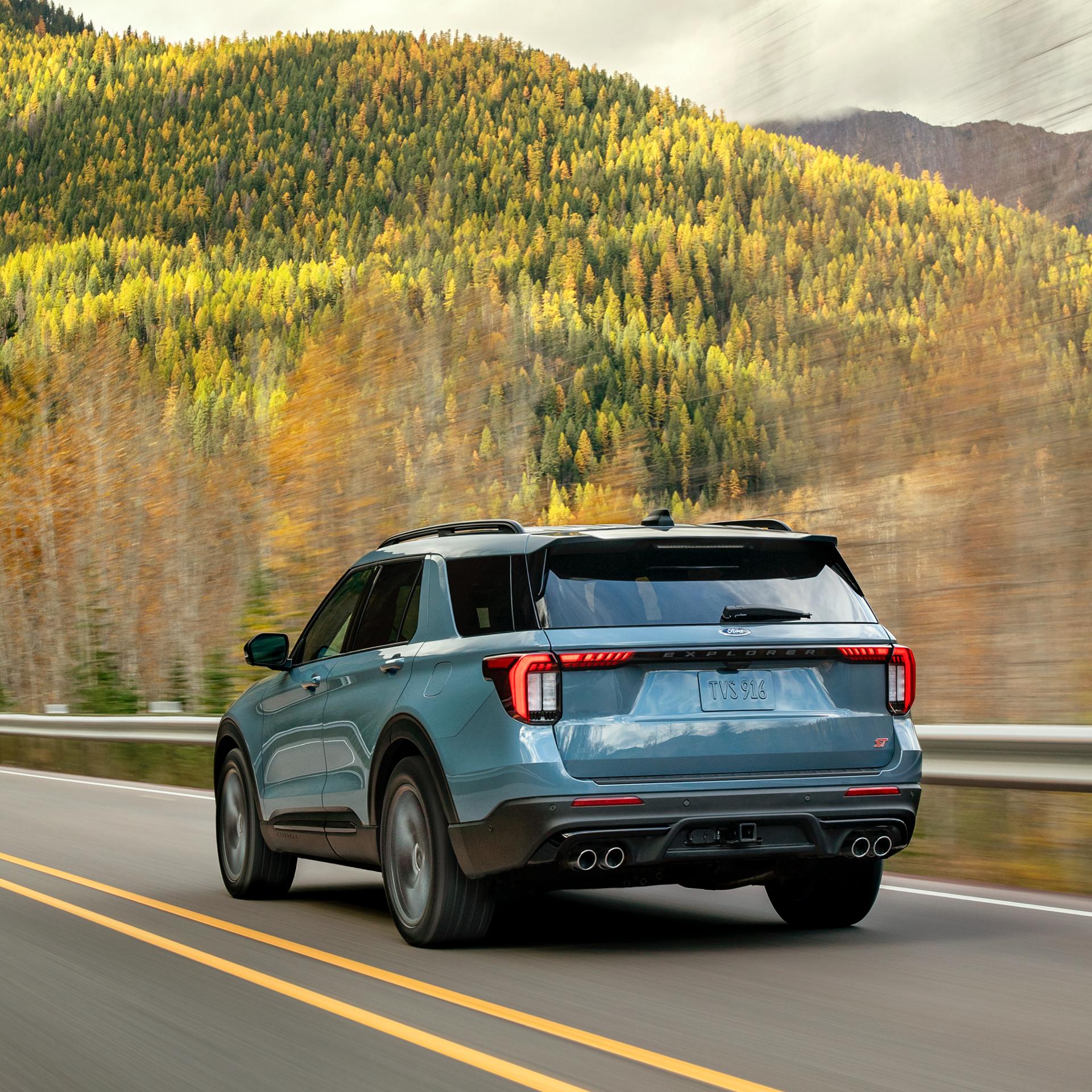 Un VUS Ford Explorer® 2026 circulant sur une route de montagne