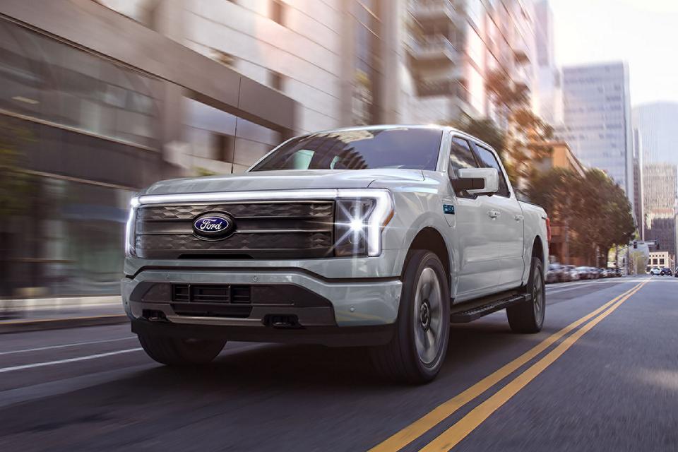 Une camionnette Ford F-150® Lightning® 2025 circulant dans une rue de la ville