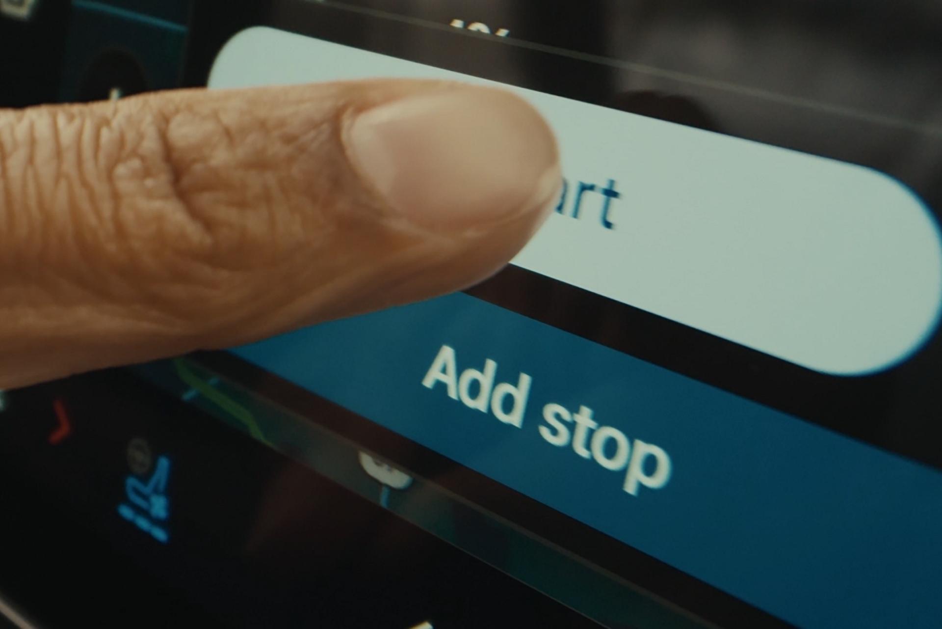 Personne utilisant les fonctions de l’expérience numérique Ford en option dans un VUS Ford Expedition® 2026