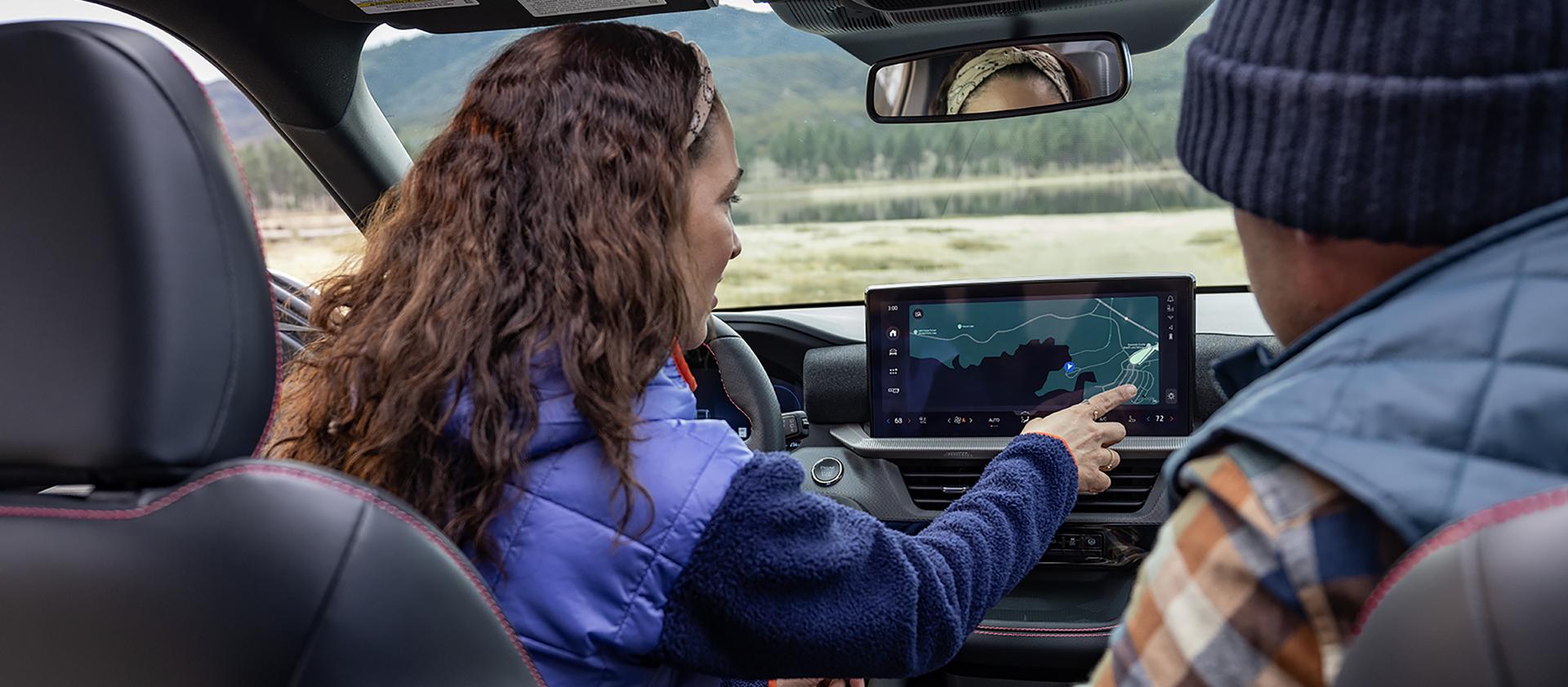 Un conducteur utilisant l’écran tactile central d’un VUS Ford Explorer® 2027