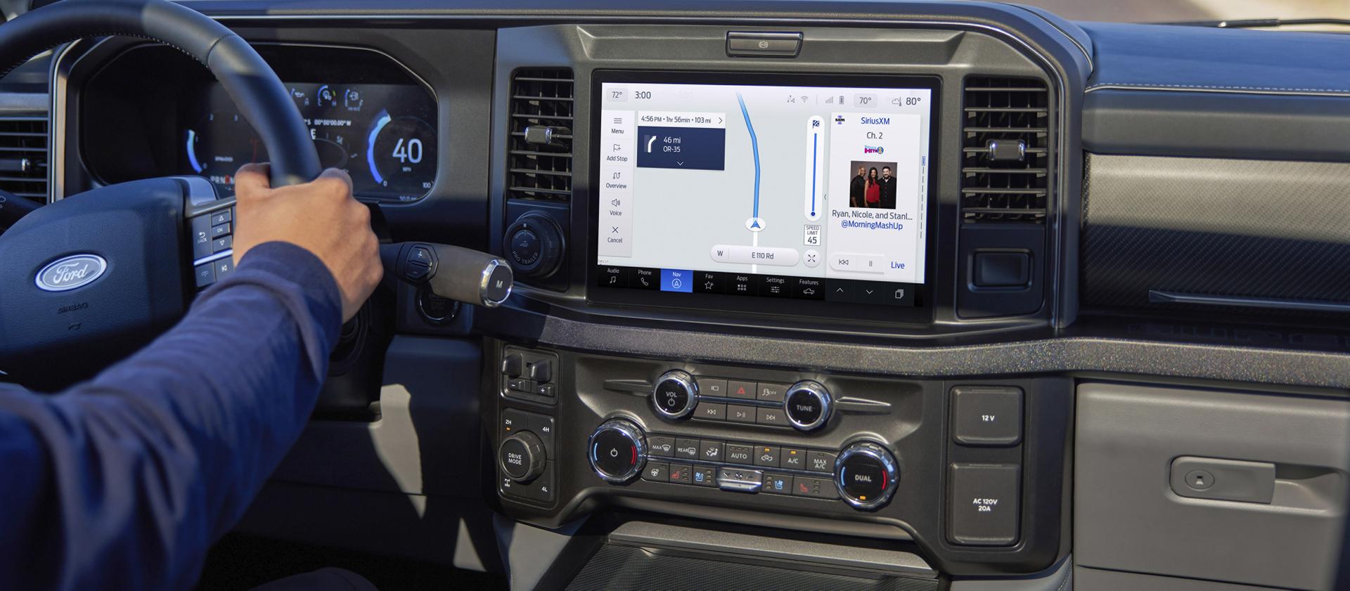 Vue du tableau de bord de l’intérieur du Ford Super Duty® 2027, mettant en évidence l’écran central de 12 po