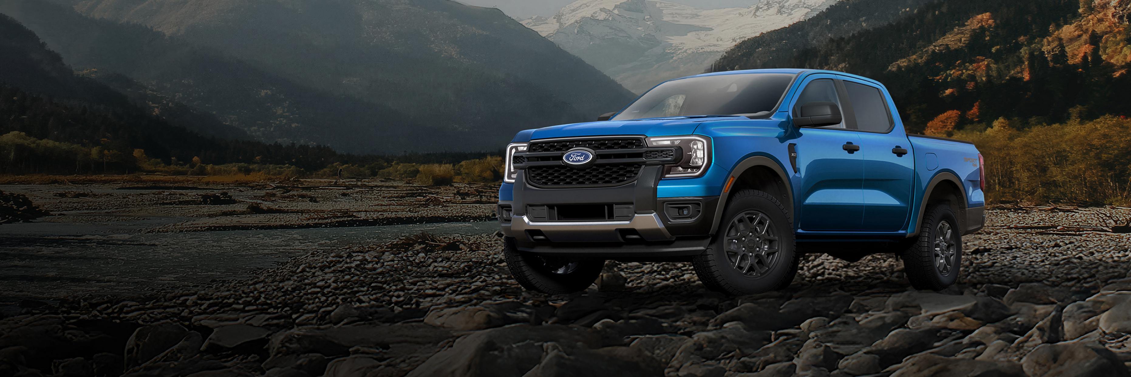 Un modèle Ford Ranger® XLT 2026 stationné sur une rive rocheuse dans les montagnes