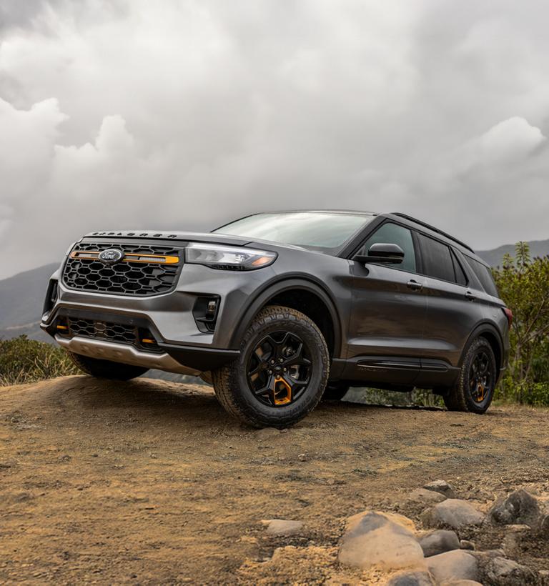 Un VUS Ford Explorer® Tremor® 2026 stationné sur une colline rocheuse