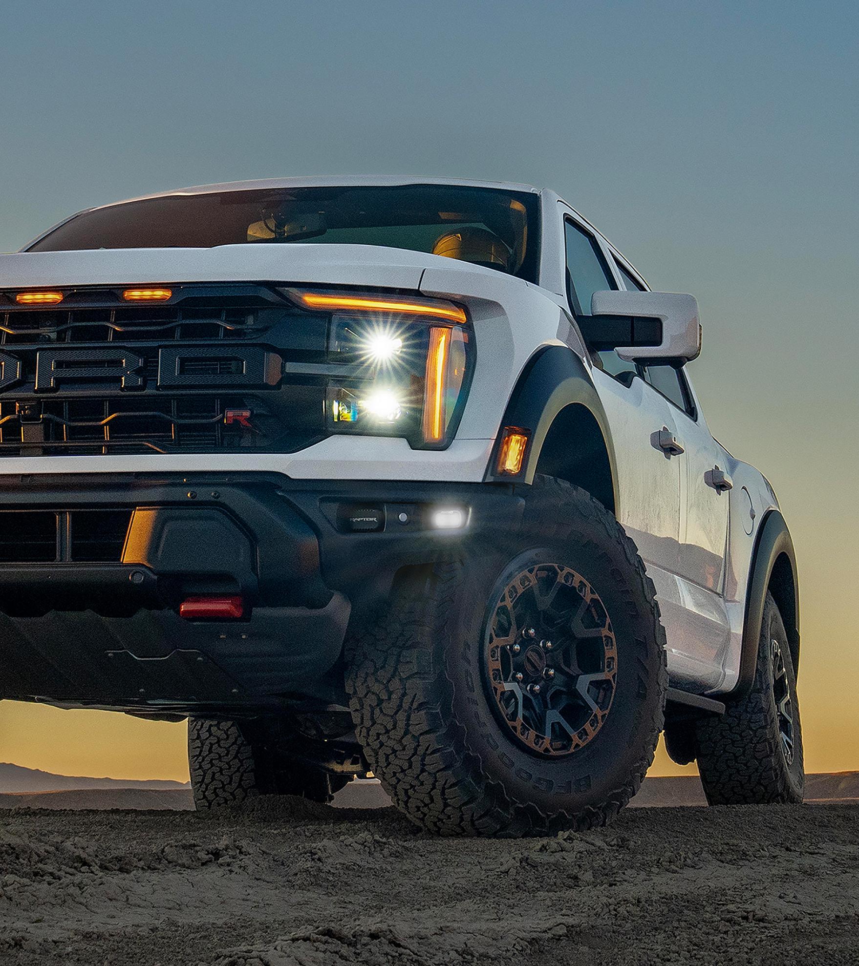 Gros plan sur le phare à DEL et le phare antibrouillard d’un camion Ford F-150® Raptor® R™ 2025