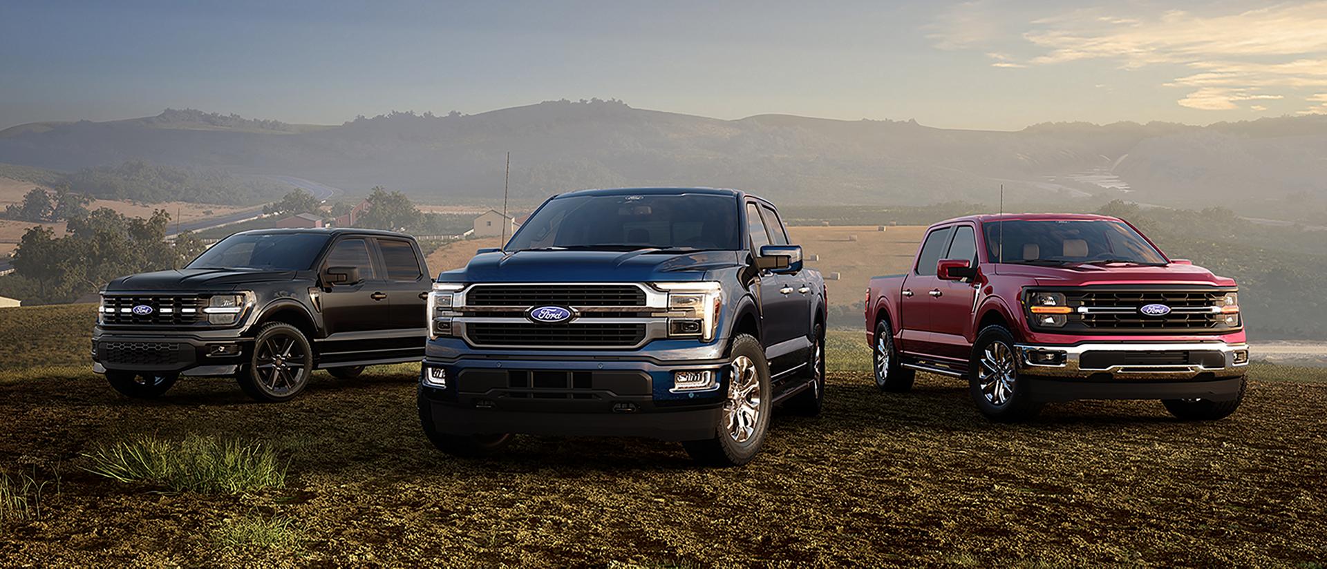 Camionnette Ford F-150® Platinum® 2026 avec ensemble satin tirant une petite remorque sur une route de campagne