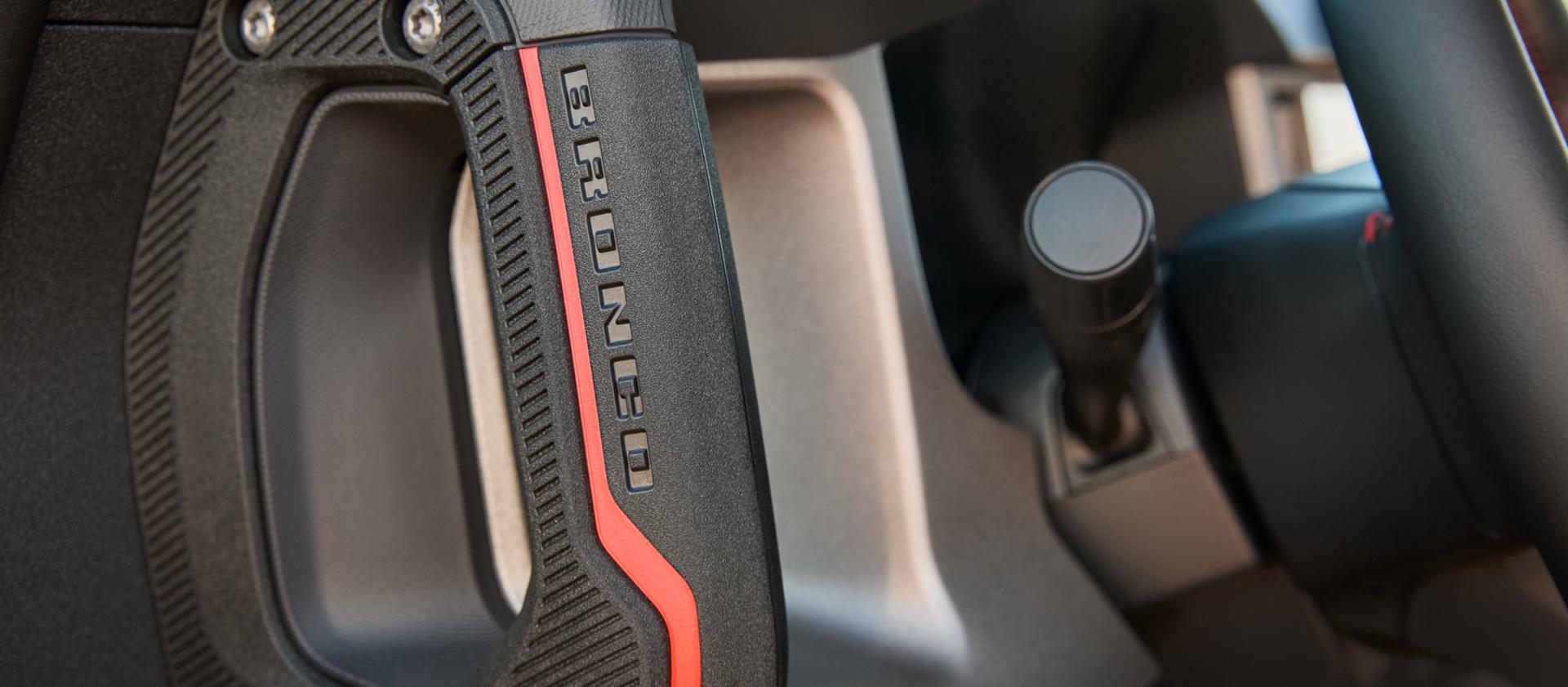 Vue rapprochée des poignées montoirs du VUS Ford Bronco® 2025