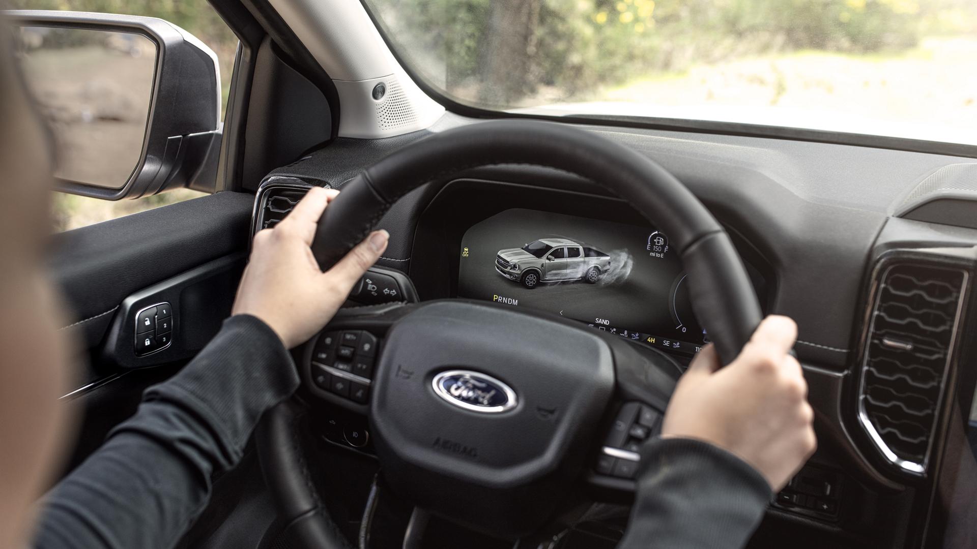 Une personne avec deux mains sur le volant à l’intérieur de son camion Ford Ranger® 2026