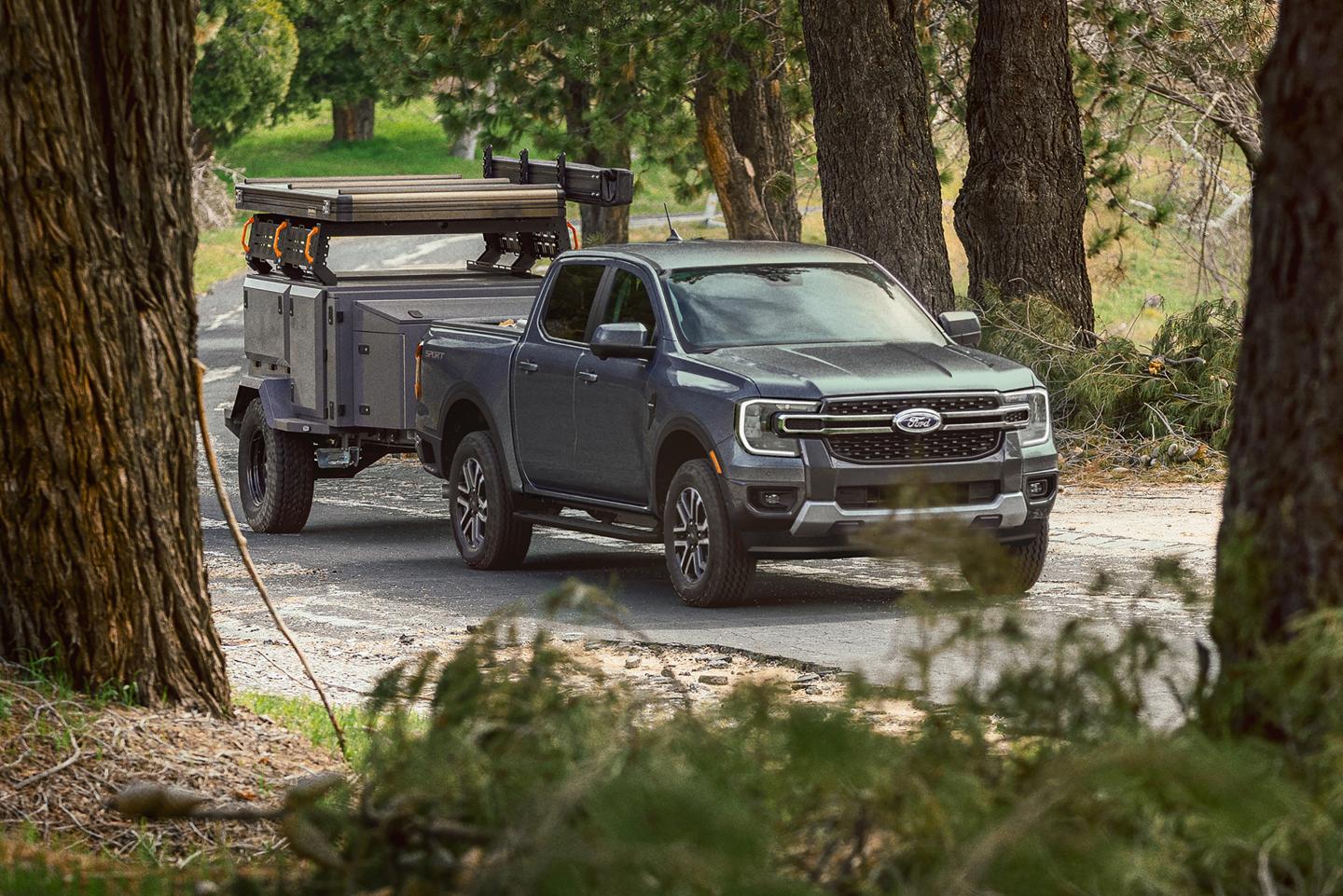 Un camion Ford Ranger® 2026 tirant une grande remorque sur une route pavée