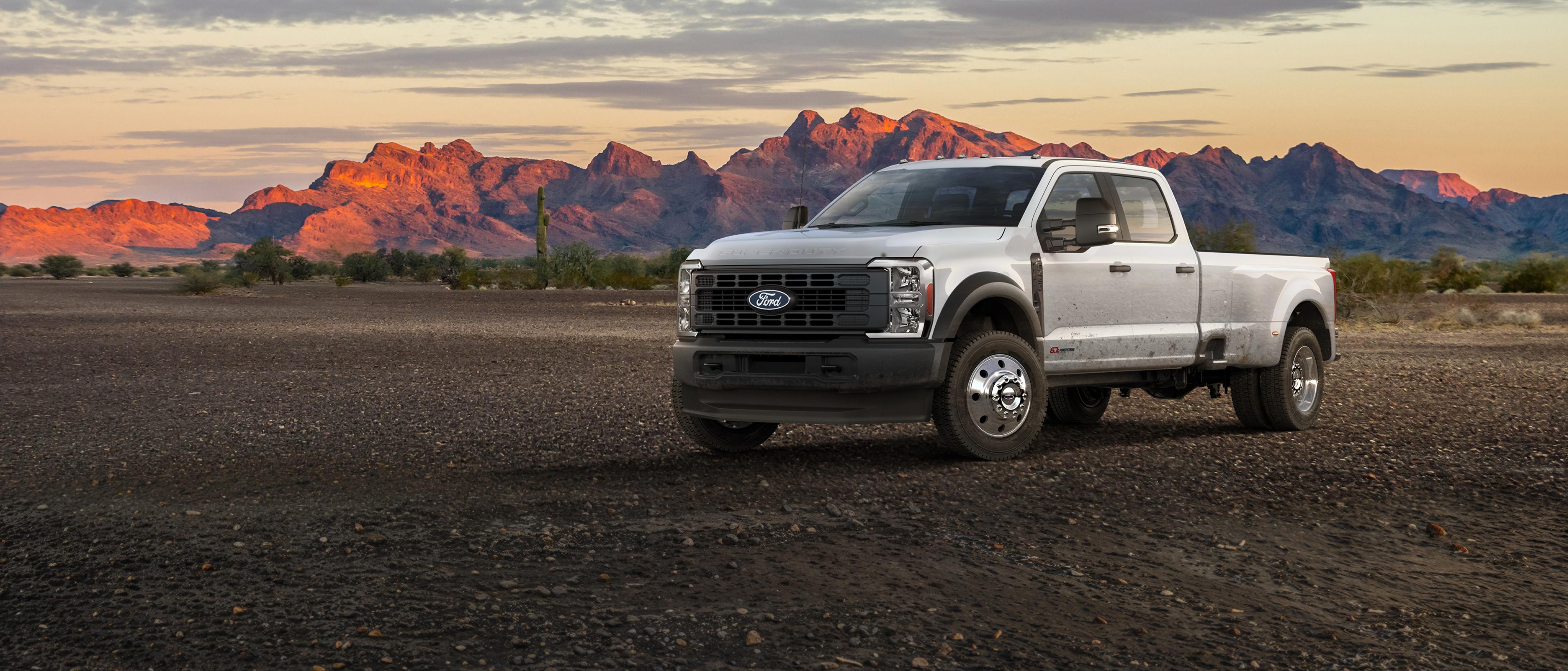 Camion Ford Super Duty® F-450® XL 2027 stationné sur une route de terre dans les montagnes