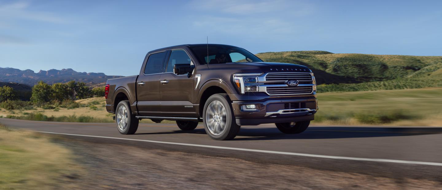 F 150 roulant sur une autoroute à deux voies.