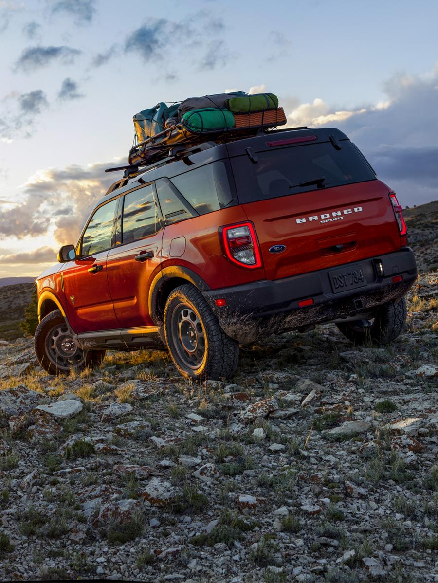 Bronco Sport avec équipement monté sur le toit, garé sur une pente rocheuse.
