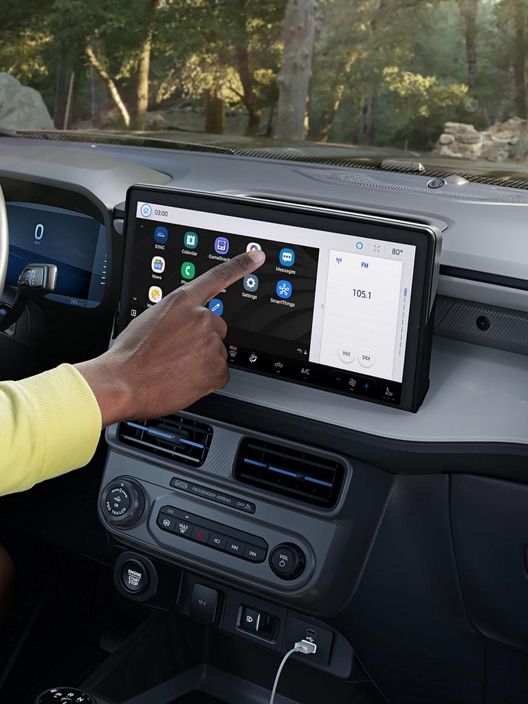 Une personne utilisant l’écran central sur un camion Ford Maverick® 2026