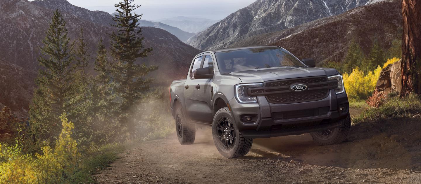 Modèle Ford Ranger® XLT 2026 avec ensemble décor noir en option stationné sur une falaise dans les montagnes