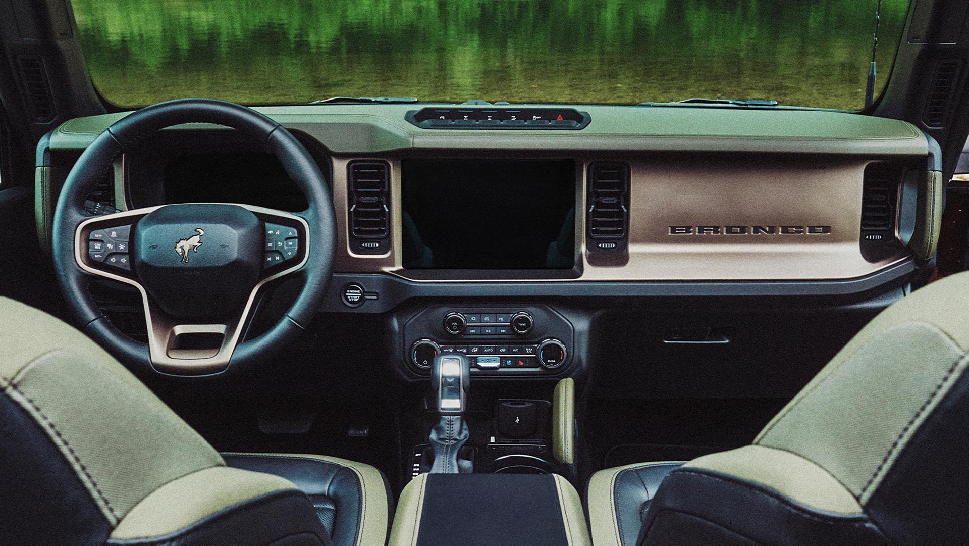 Le tableau de bord et la console centrale à l'intérieur d'un VUS Ford Bronco® Filson 2027