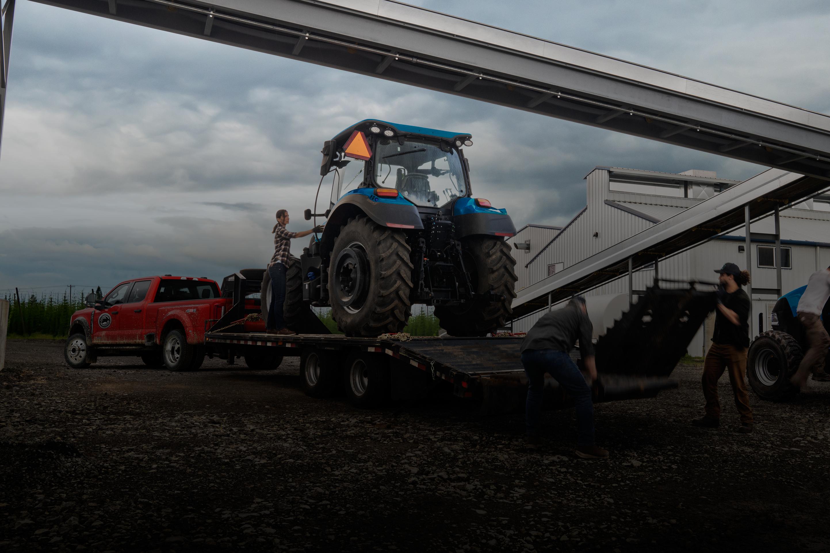 Ford Super Duty® F-450® XL 2026 tirant une remorque avec un gros tracteur