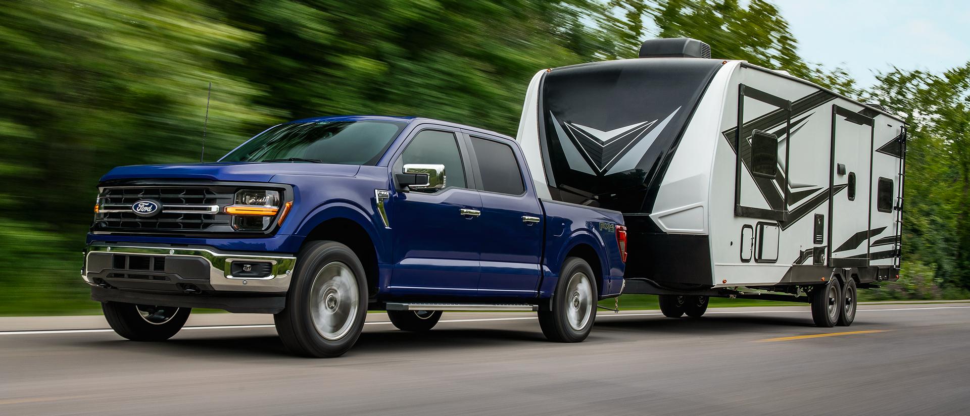 Camion Ford F-150® XL 2026 couleur bleu Argon métallisé tirant une caravane