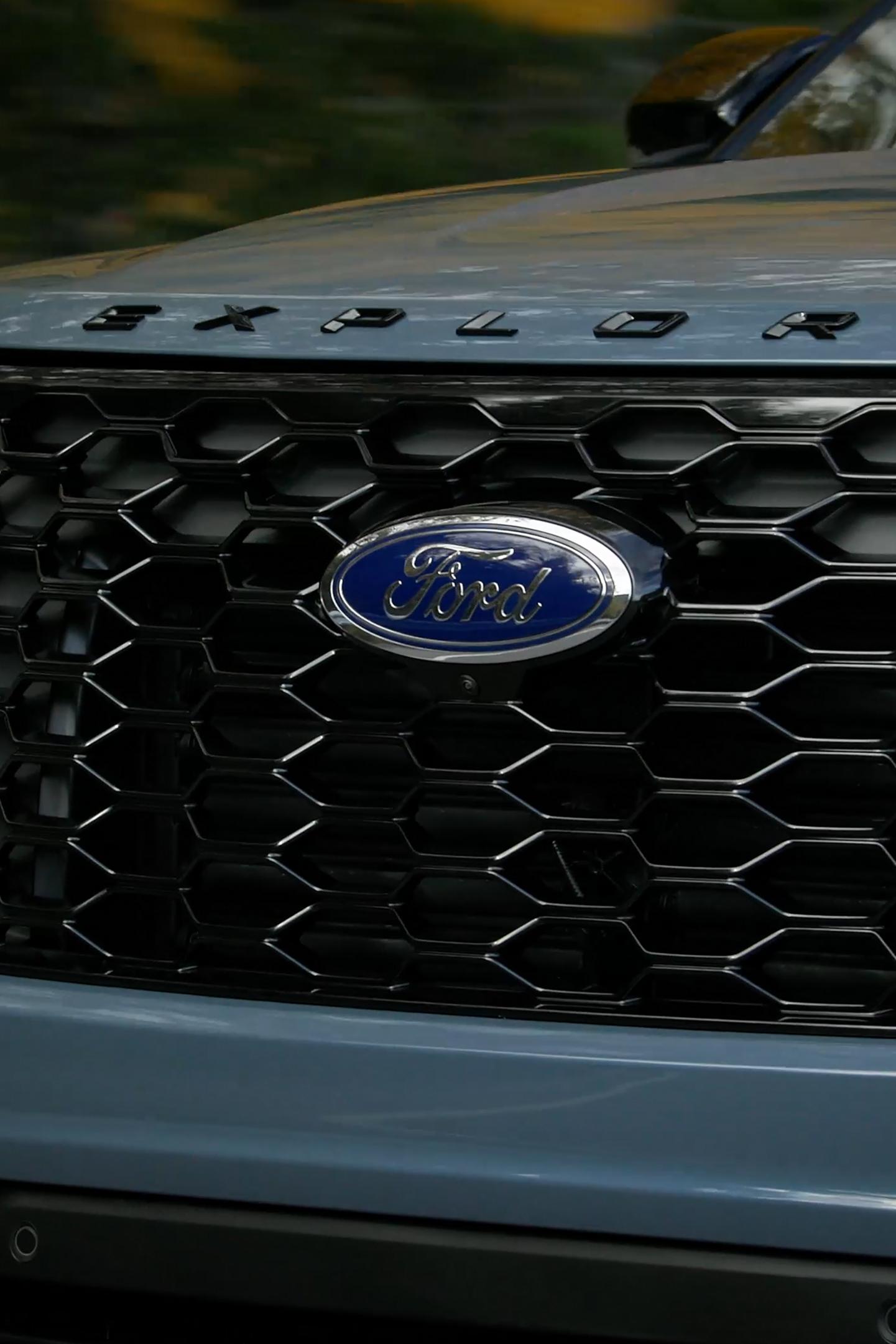 Le carénage frontal d’un VUS Ford Explorer® ST 2026, montrant l’insigne ST