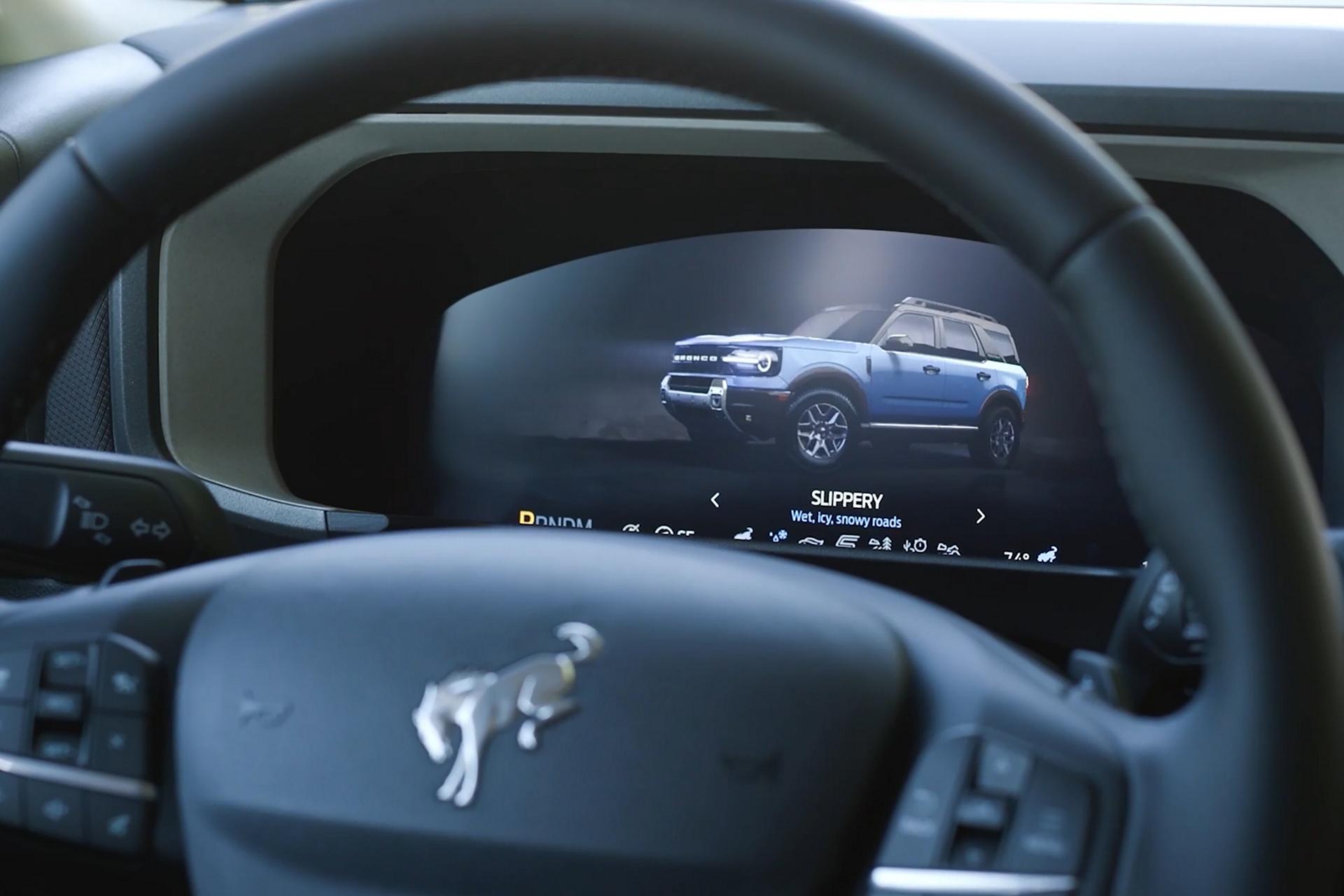 Intérieur du véhicule montrant le volant et le tableau de bord