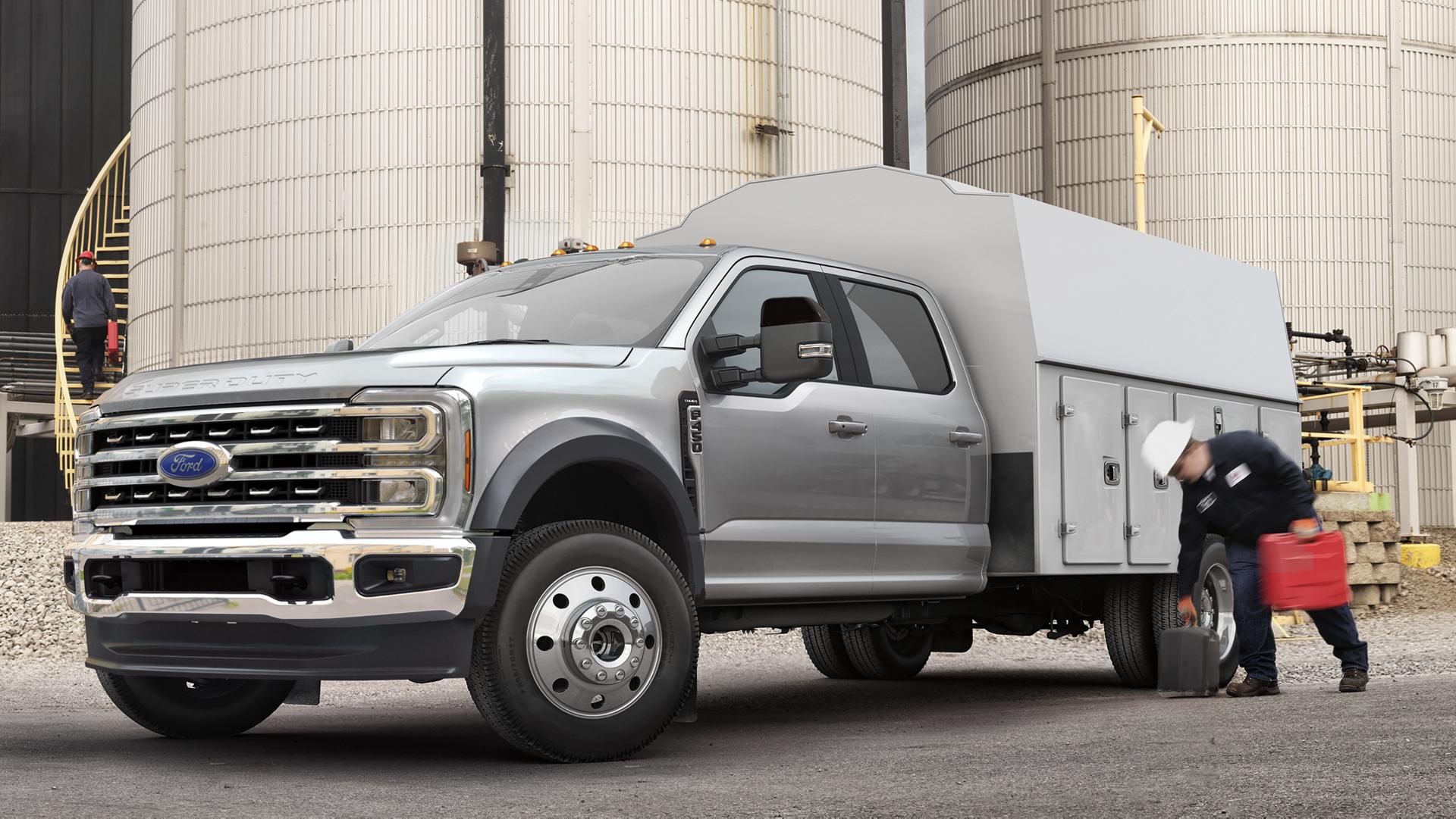 Gros plan des rétroviseurs latéraux du Ford Super Duty® à châssis-cabine 2026