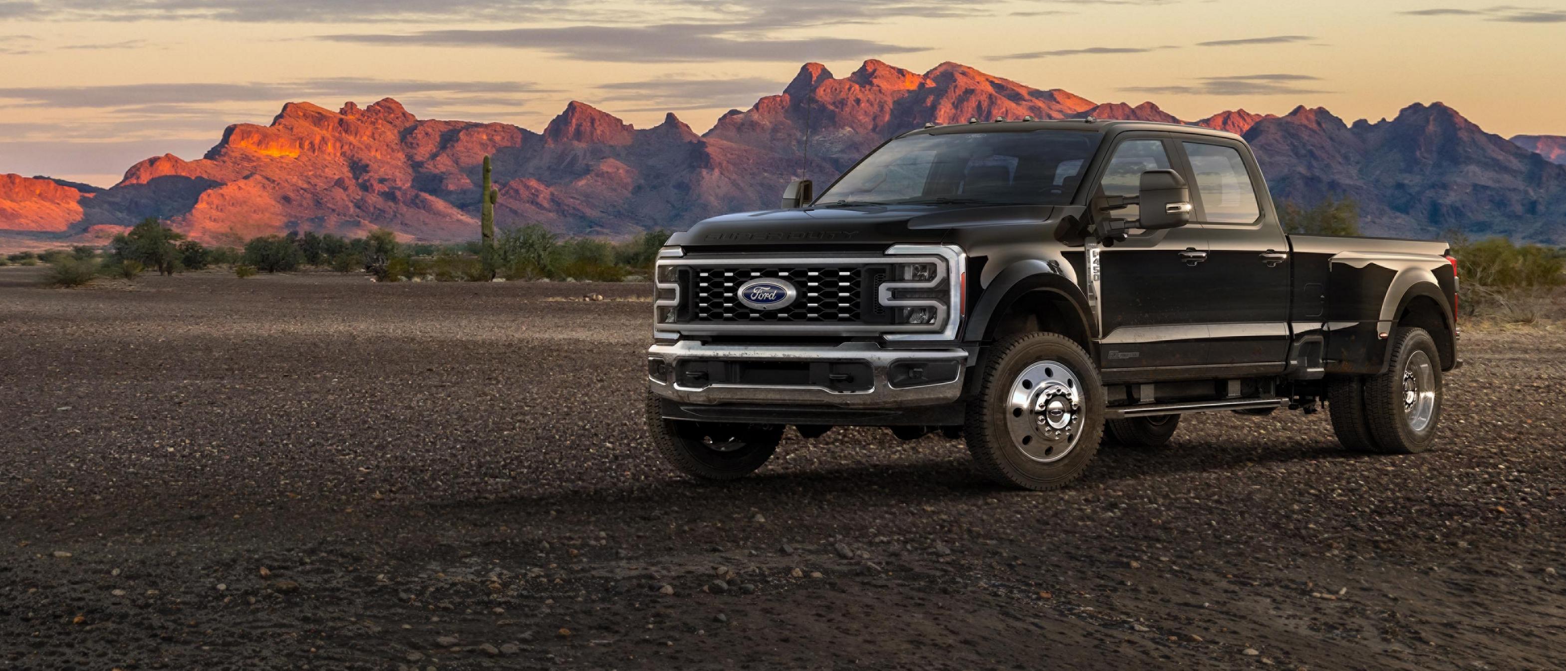 Camion Ford Super Duty® F-450® Lariat® 2026 stationné sur une route de terre dans les montagnes