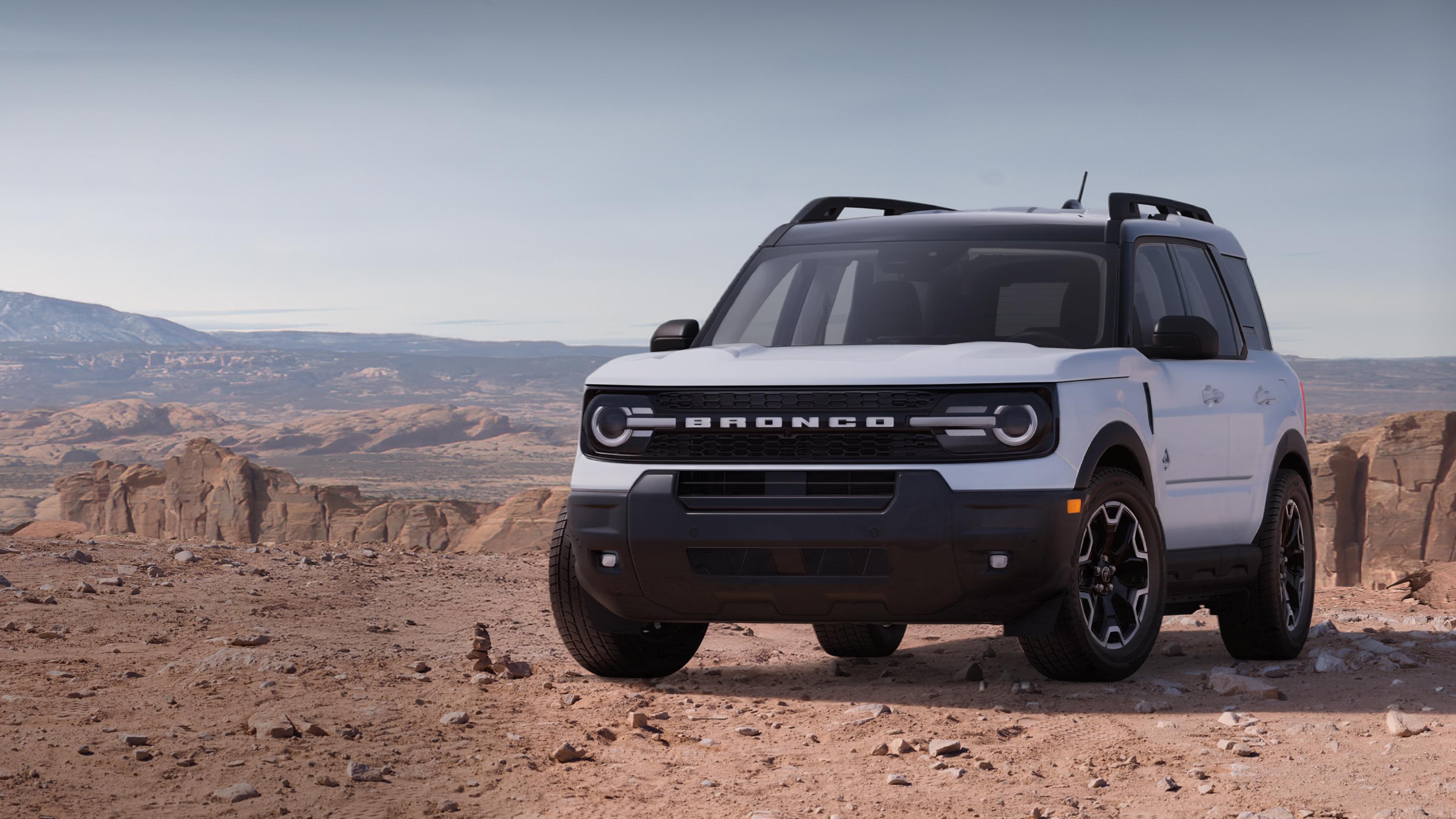 Modèle Ford Bronco Sport® Outer Banks® 2026 stationné sur un chemin de terre avec des falaises rocheuses en arrière-plan