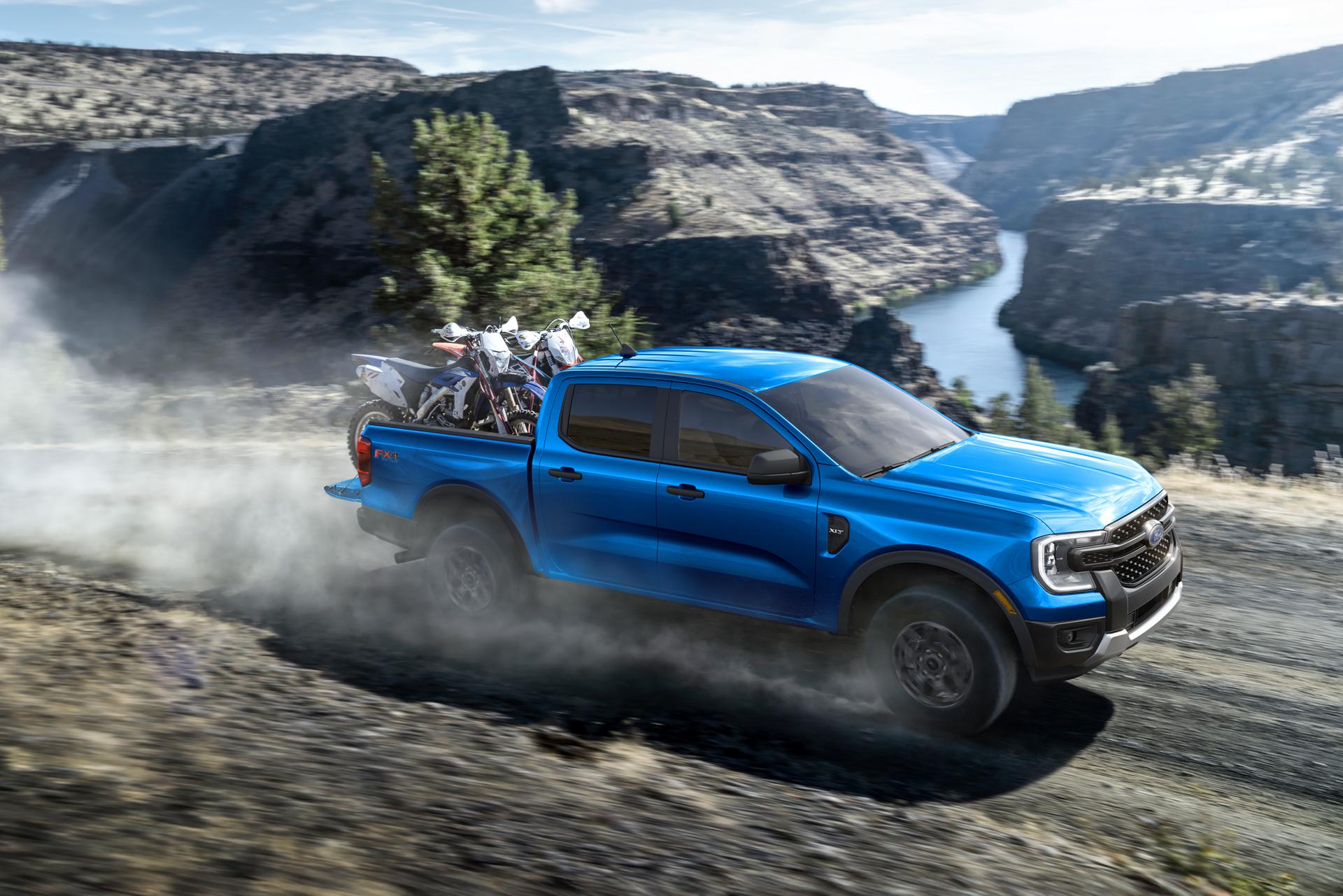 Une camionnette Ford Ranger® 2025 circulant dans les montagnes