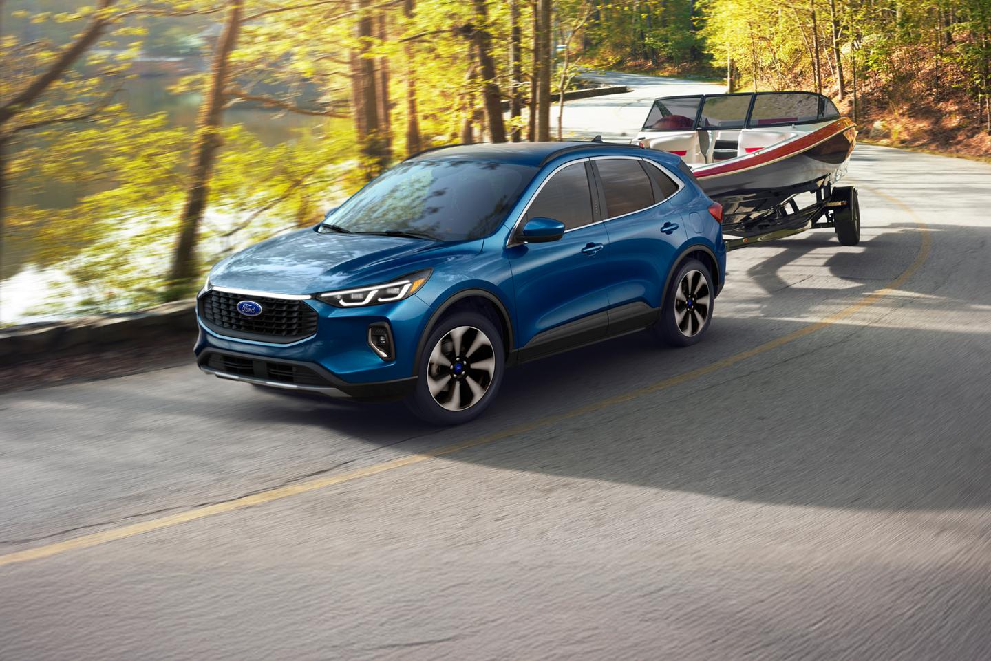 Un Ford Escape remorquant un bateau sur une route à deux voies.