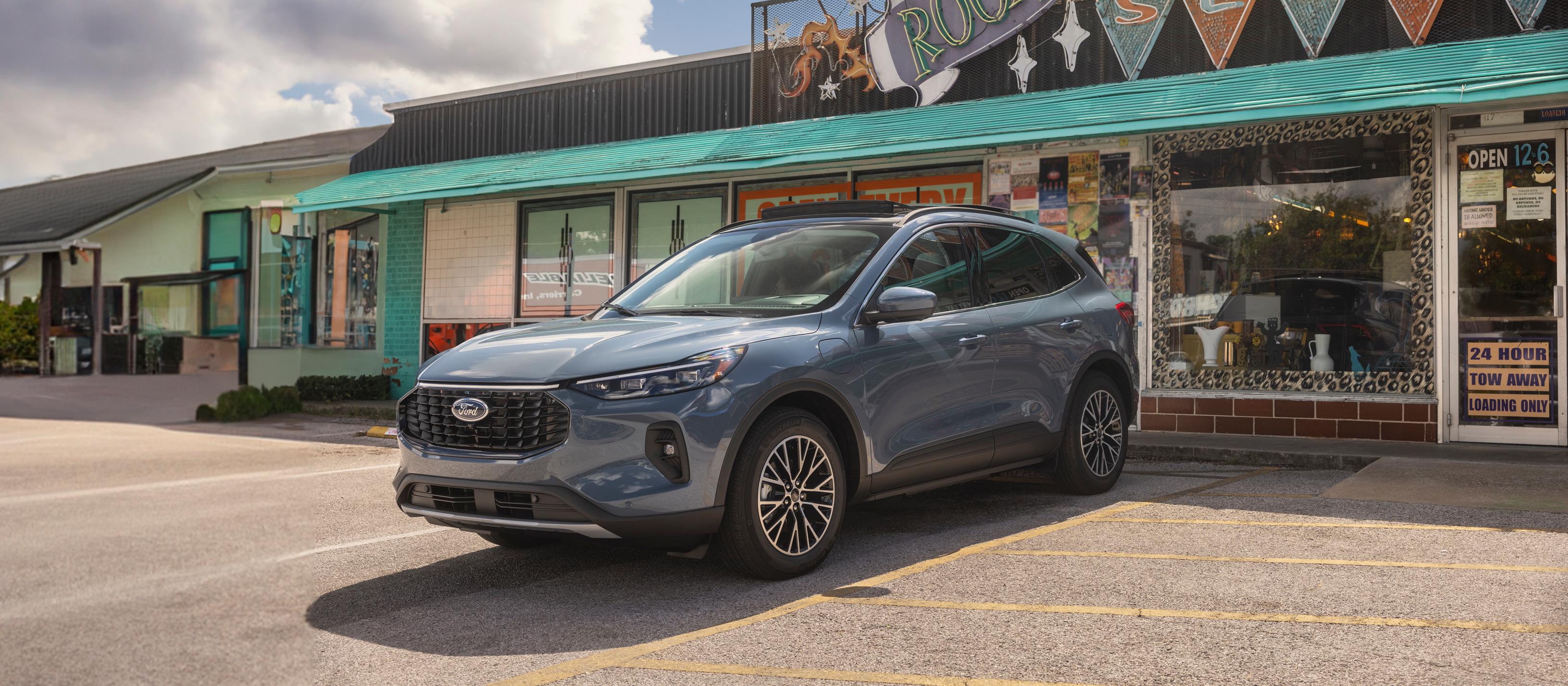 Le VUS Ford Escape® 2026 stationné en marche arrière à l’extérieur d’un centre commercial.