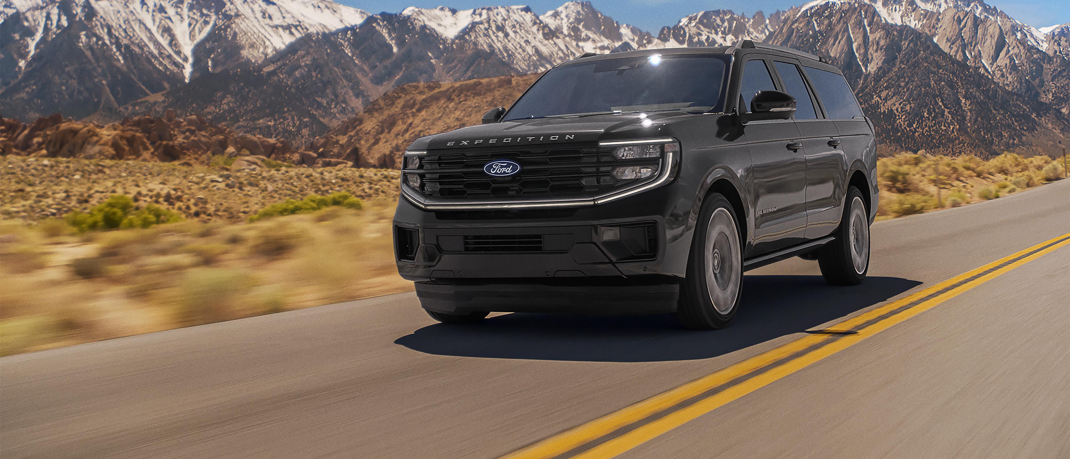 Un modèle Ford Expedition® Platinum™ 2027, équipé de l'ensemble Platinum™ ultime en option, parcourant une route