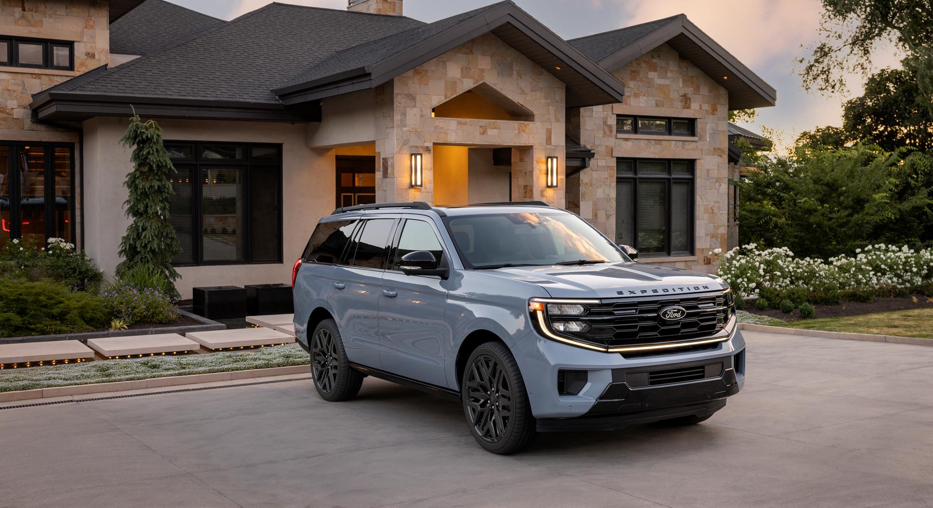 Un VUS Ford Expedition® Platinum™ 2026 stationné dans une entrée