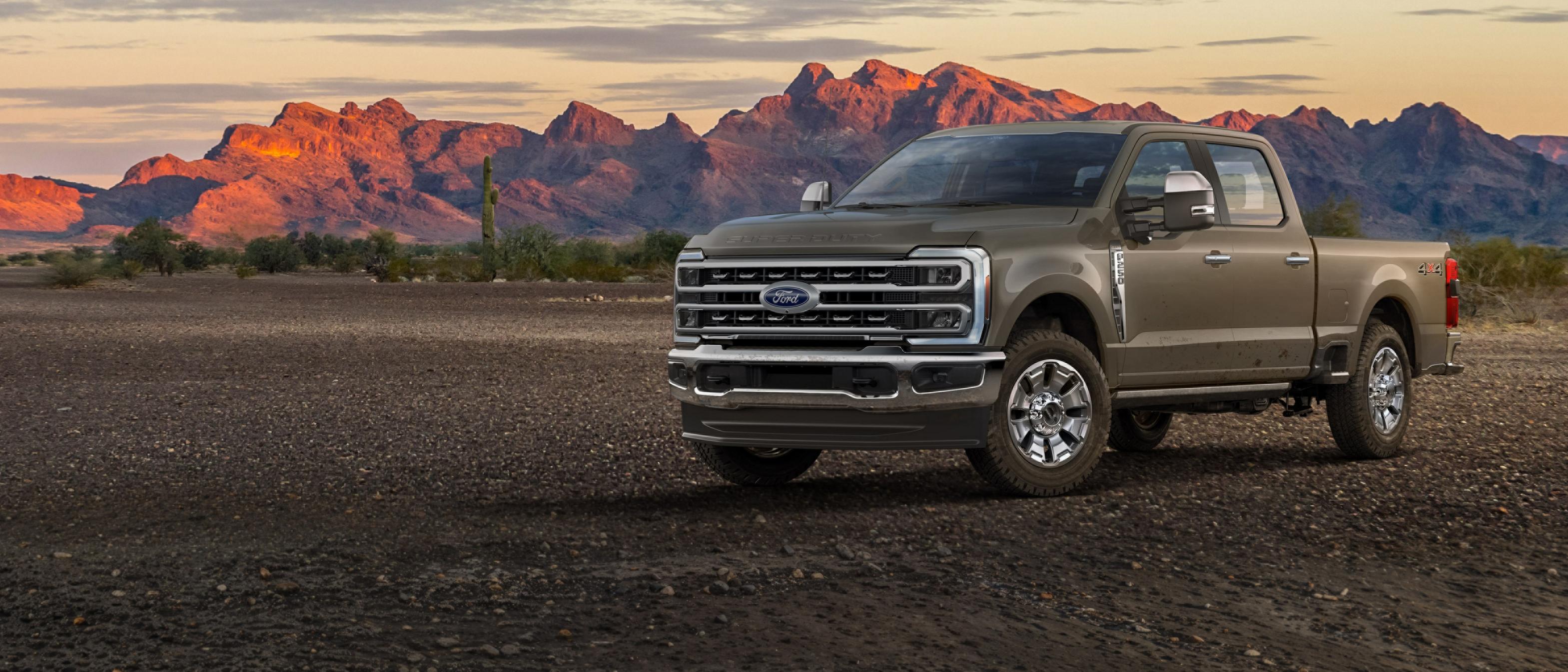 Camion Ford Super Duty® F-250® King Ranch® 2026 stationné sur une route de terre dans les montagnes