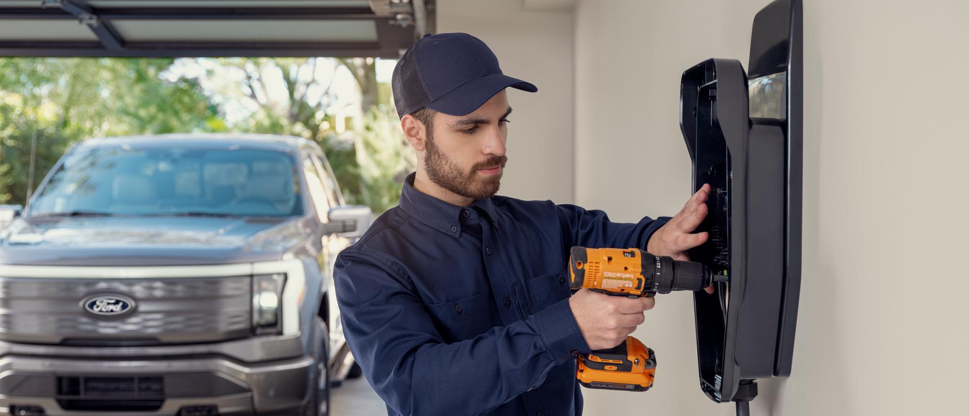 Technicien de service installant un chargeur domestique dans un garage résidentiel