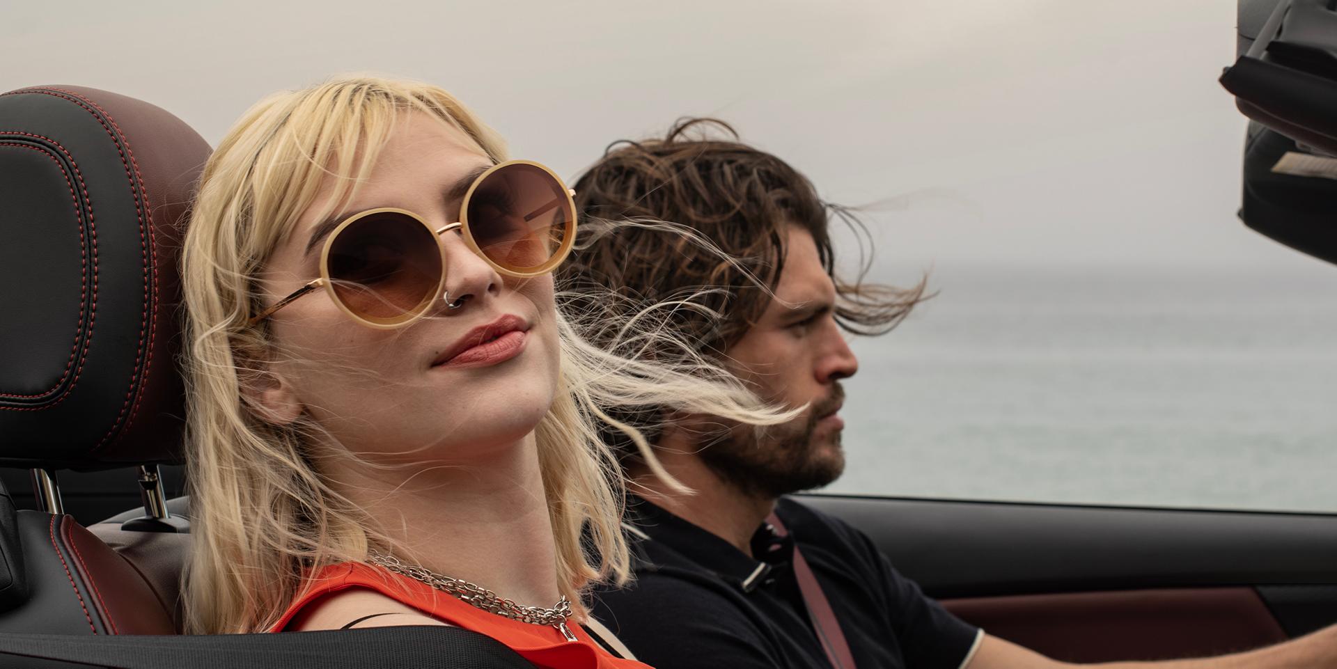 Une Ford Mustang® GT Premium décapotable 2026 avec un homme et une femme.