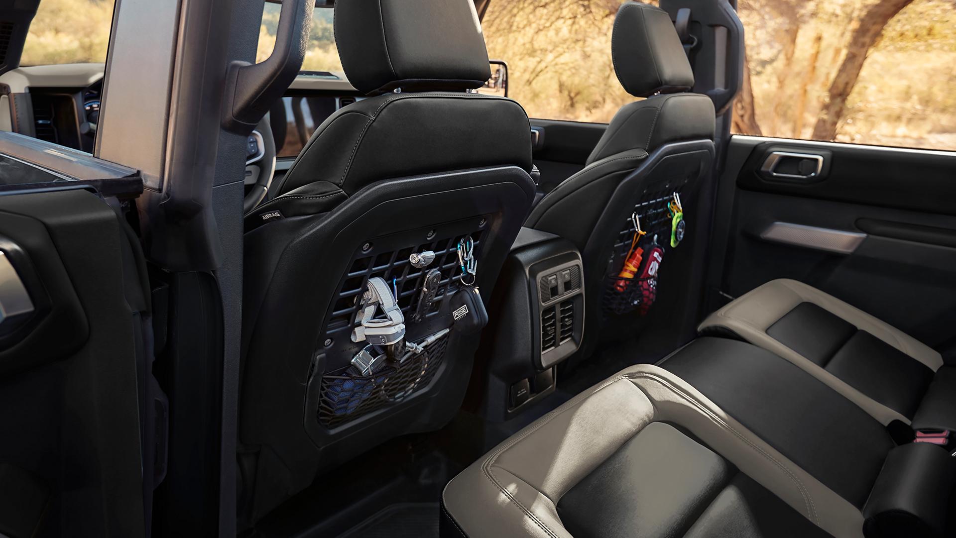 La zone des sièges arrière d’un VUS Ford Bronco® 2026, montrant les panneaux MOLLE dans les dossiers des sièges avant