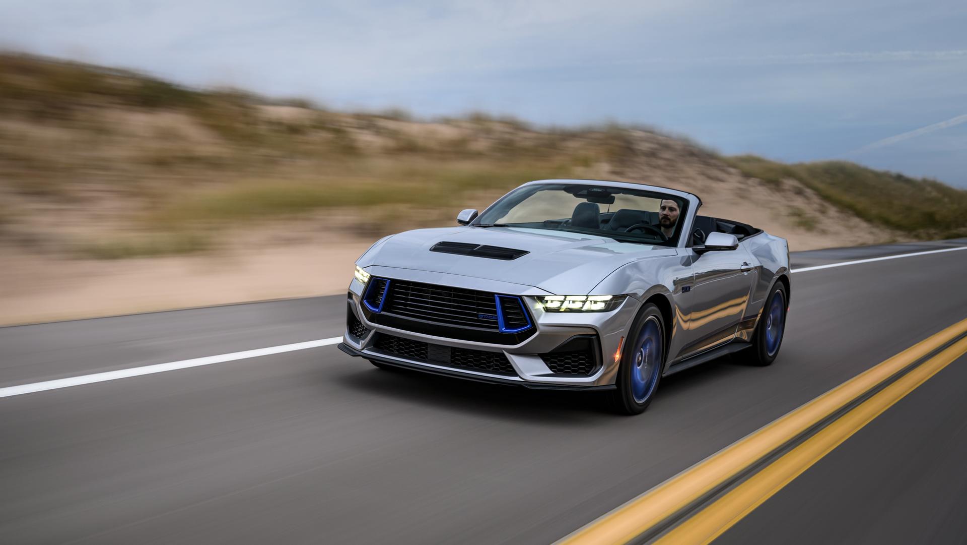 Ford Mustang® GT décapotable 2025 avec ensemble California Special®, circulant sur une autoroute côtière
