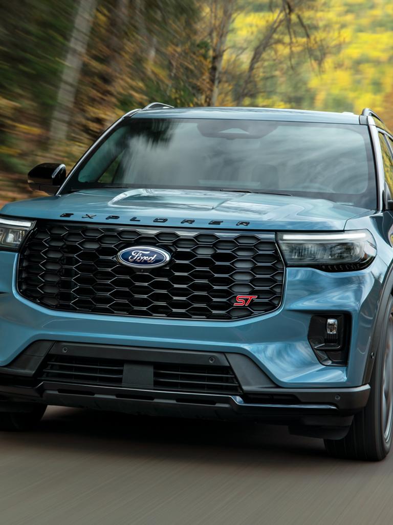 Un modèle Ford Explorer® ST 2026 circulant sur une autoroute dans la forêt