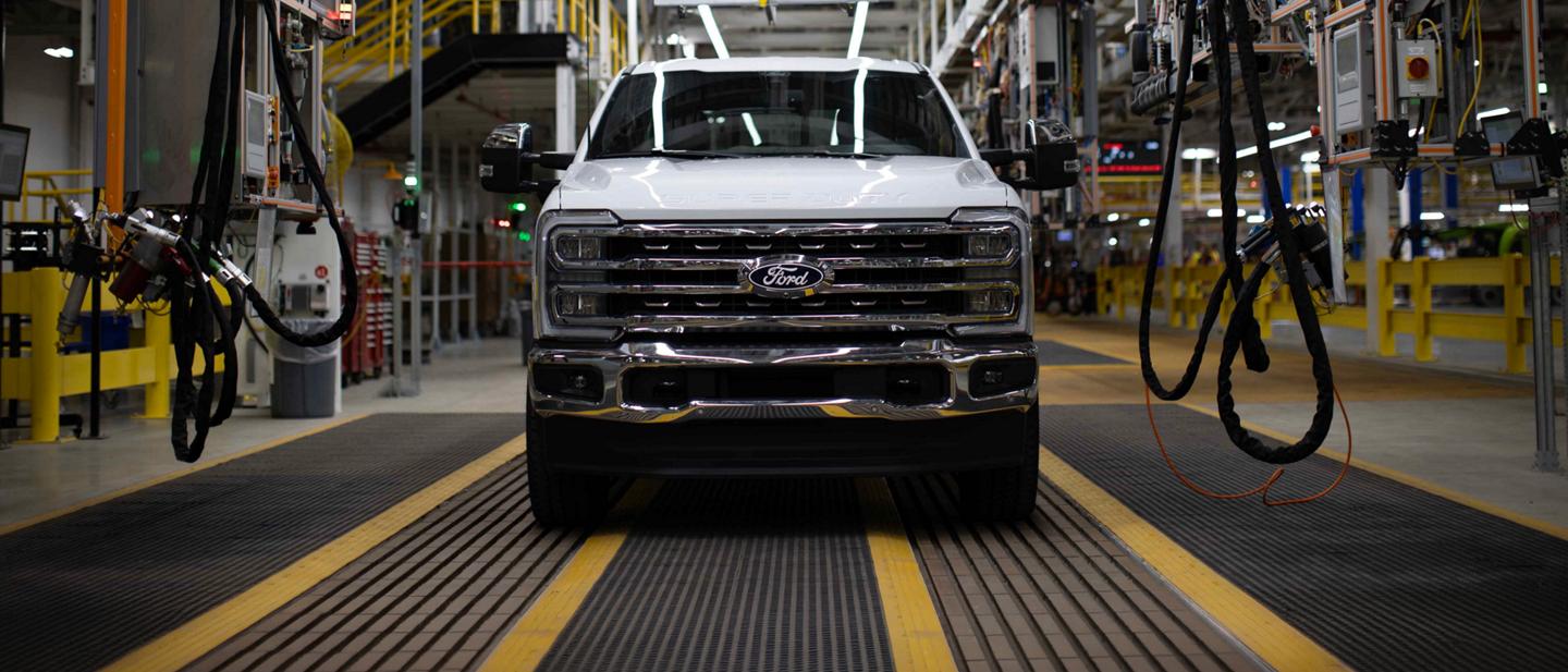 Un Ford Super Duty 2027 sur une chaîne de montage.