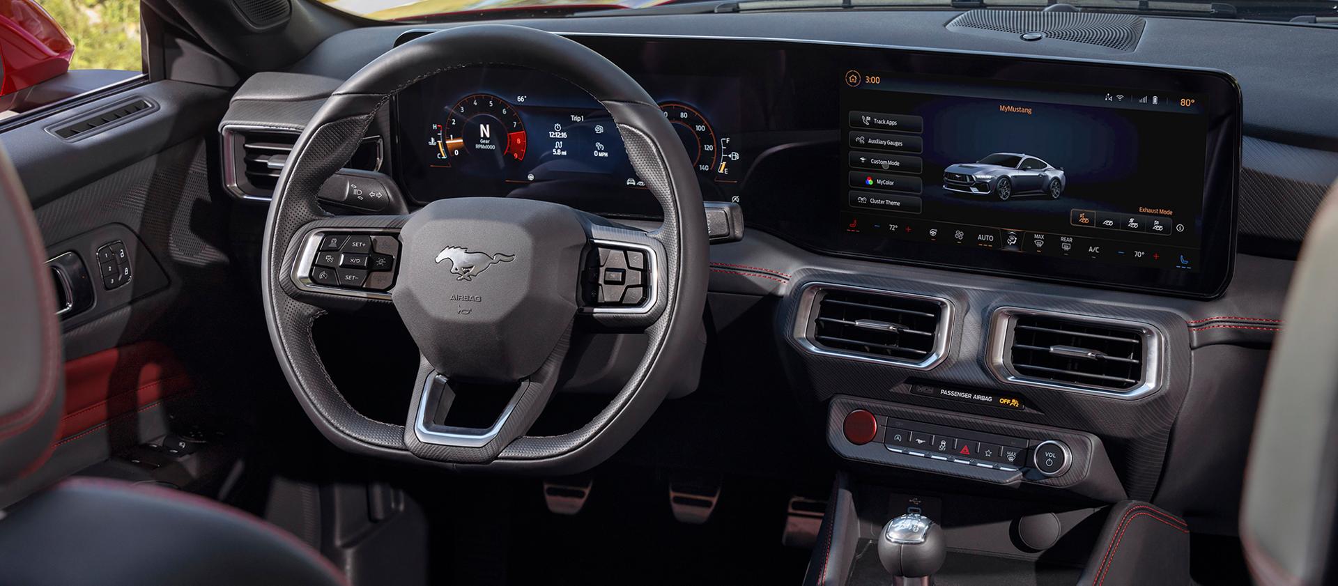 Modèle Ford Mustang® 2026 avec intérieur rouge carmin en option stationné