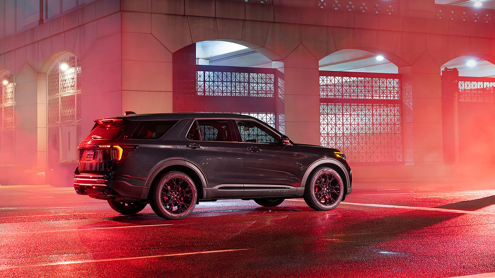 Un VUS Ford Explorer® ST 2027 équipé de l’ensemble Sinister en option, stationné dans une rue brumeuse la nuit