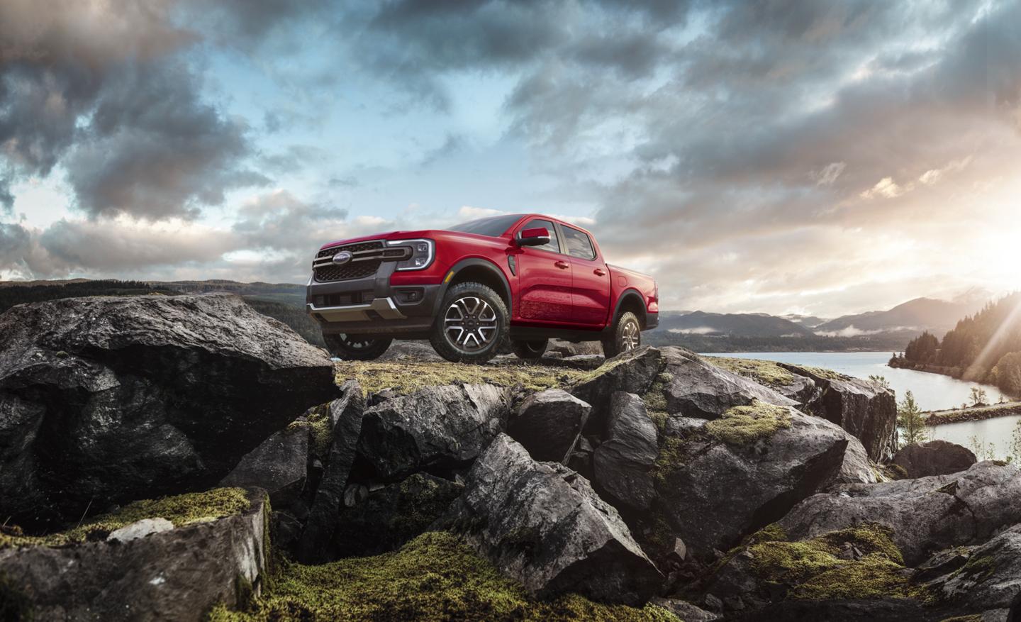 Ford Ranger® Lariat® 2025 avec ensemble décor sport sur une montagne rocheuse