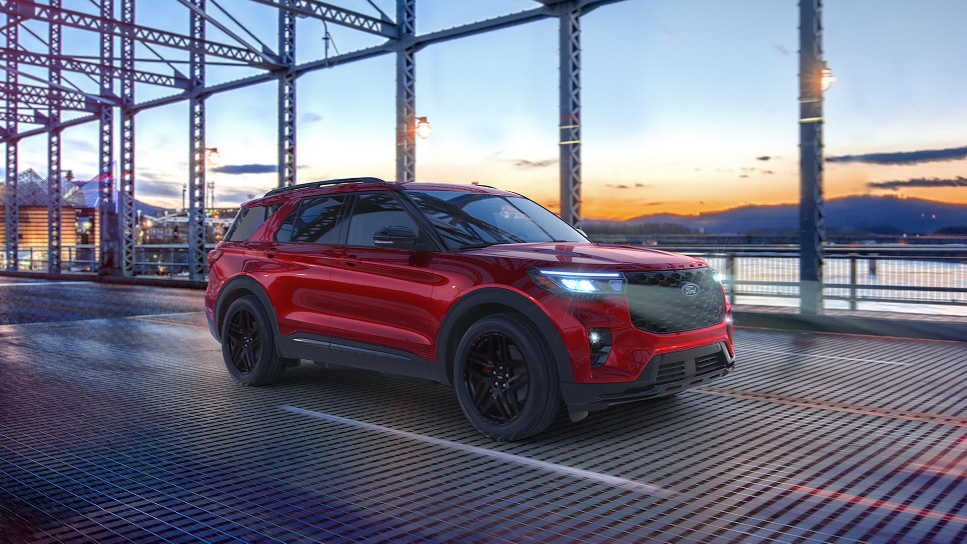 Une vue de trois quarts d’un VUS Ford Explorer® 2027 roulant sur un pont au coucher du soleil, avec les phares allumés