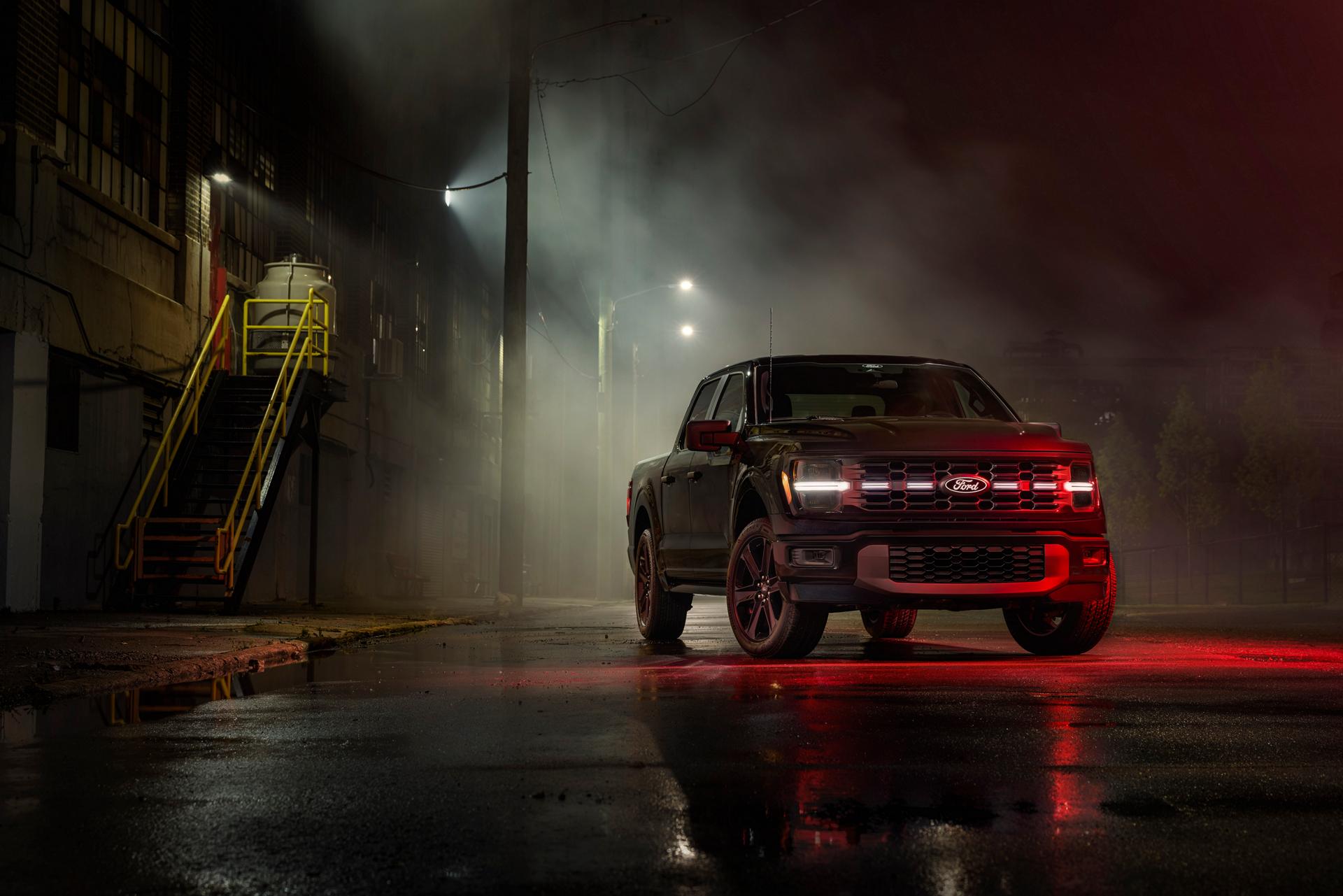 Camionnette Ford F-150® 2026 avec l’ensemble Lobo stationnée sous un lampadaire la nuit