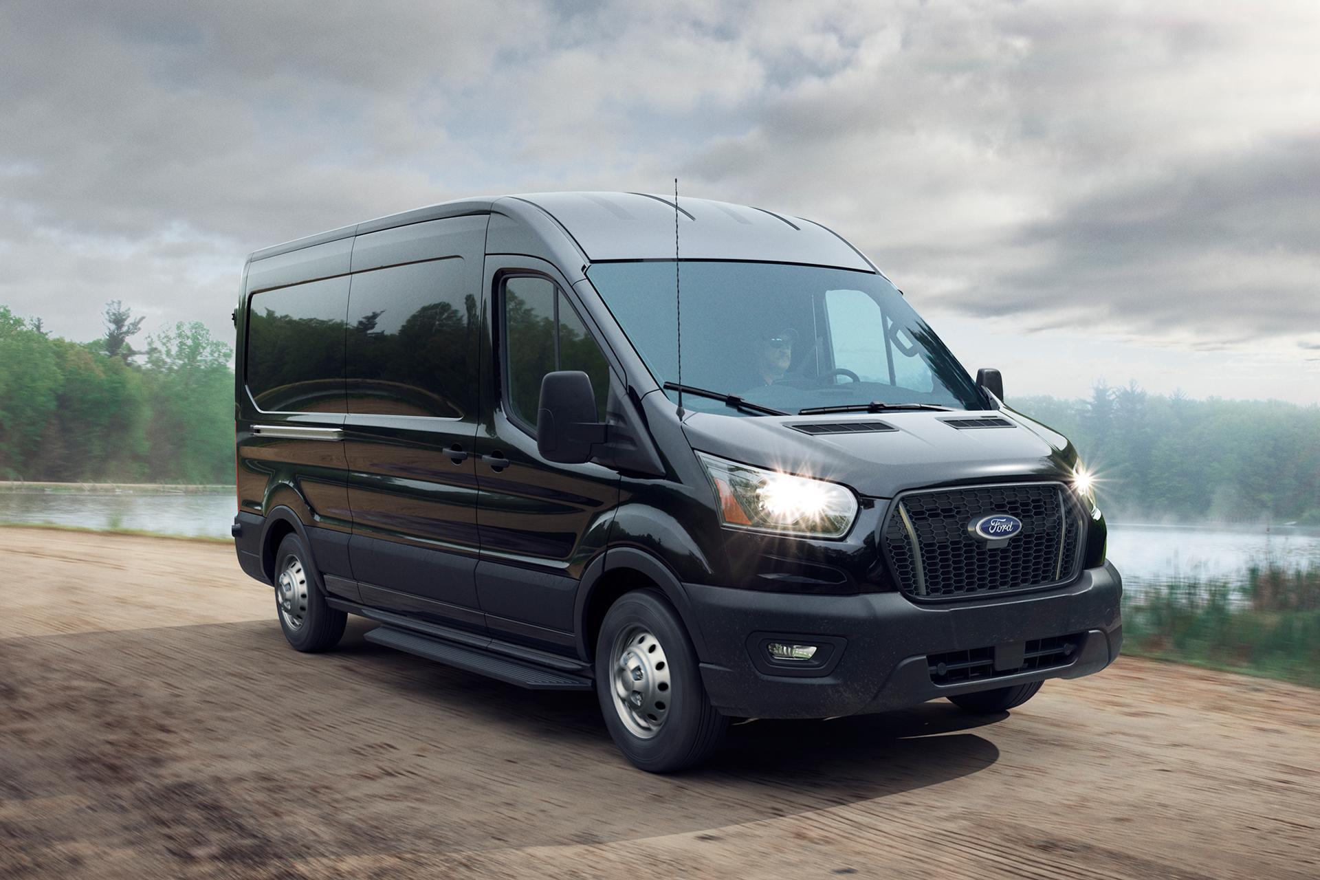 Une fourgonnette Ford Transit® 2026 circulant sur une route en pleine nature