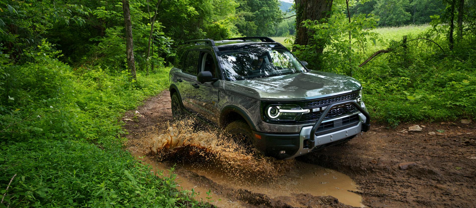 Un VUS Ford Bronco Sport® 2026 conduit sur un sentier de terre en forêt