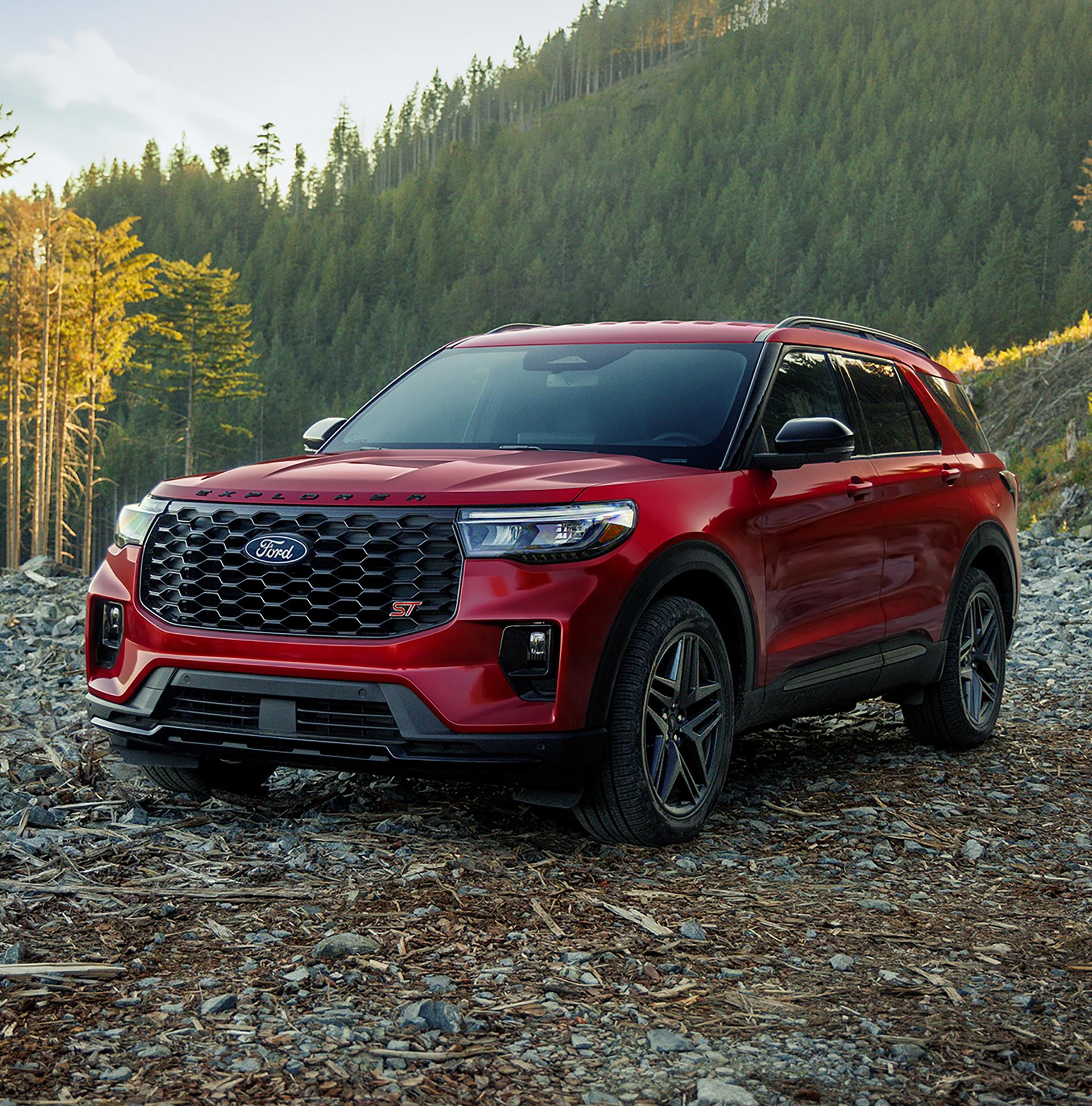 Un Ford Explorer® ST 2027 stationné sur une étendue rocheuse près d’une montagne